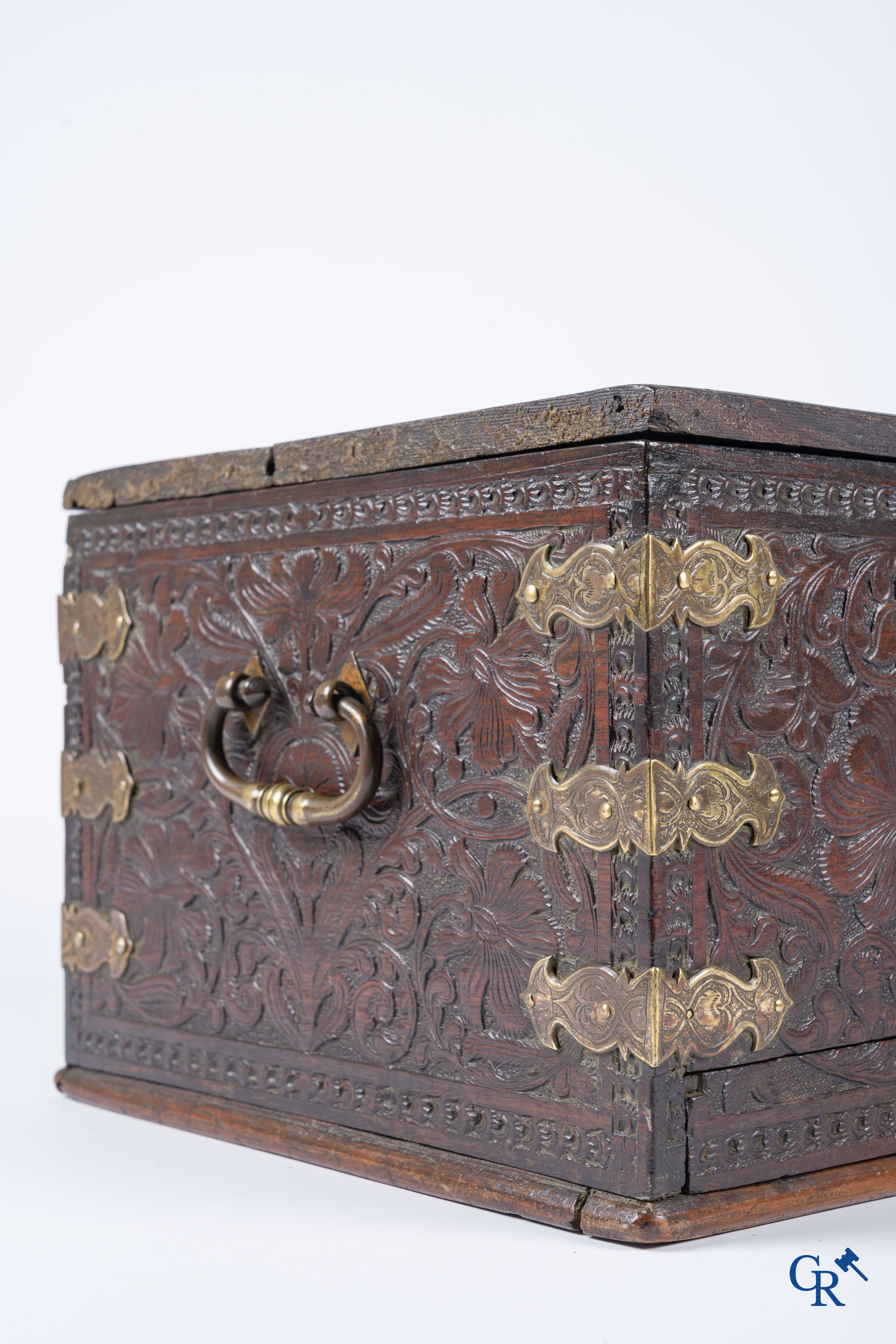 Un coffret colonial finement sculptée en bois exotique et bronze. XVIIe-XVIIIe siècle.
