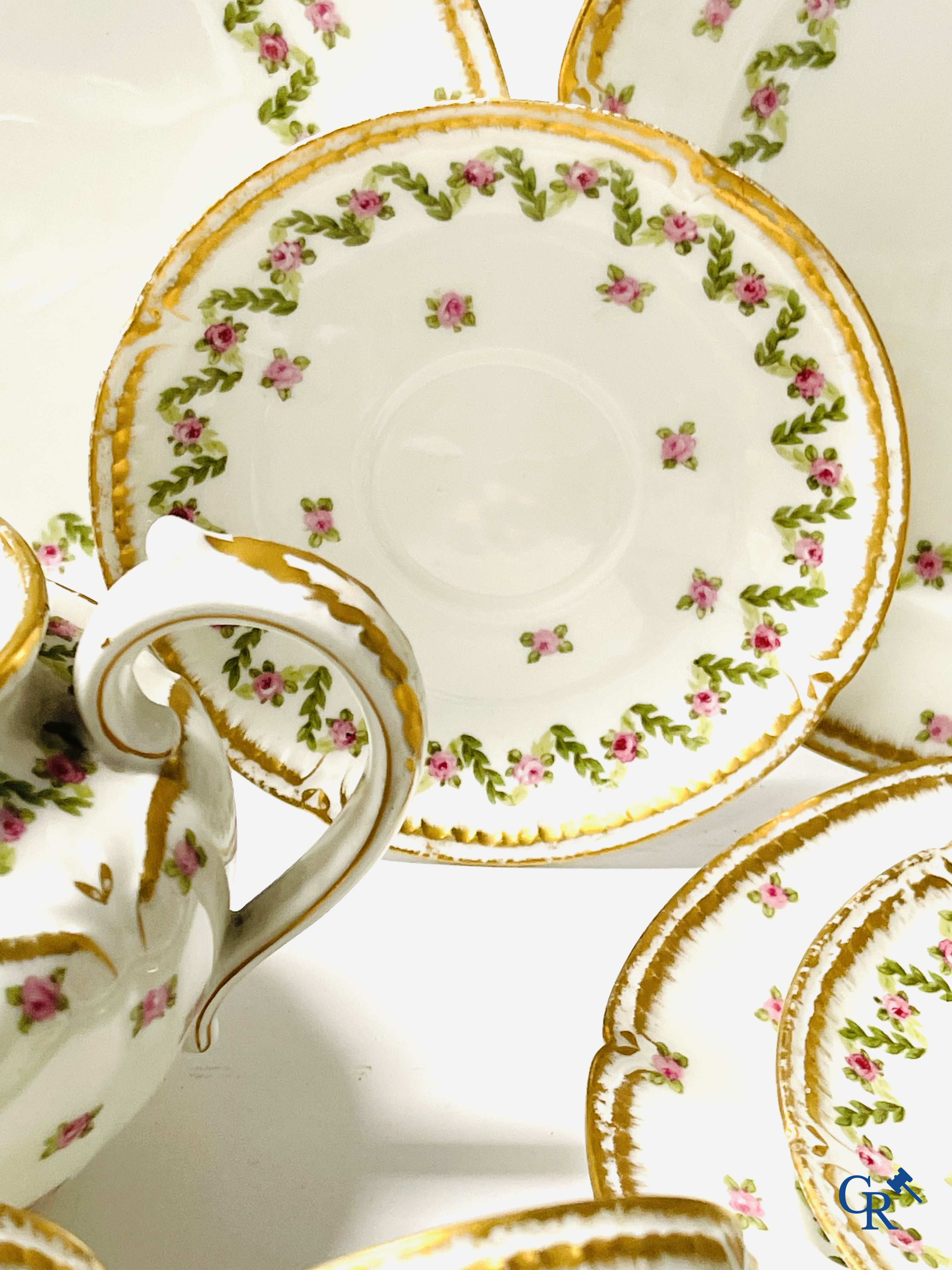 Een koffie- en theeservies met 12 dessert borden in meerkleurig gedecoreerd en verguld  Frans porselein. Circa 1900.