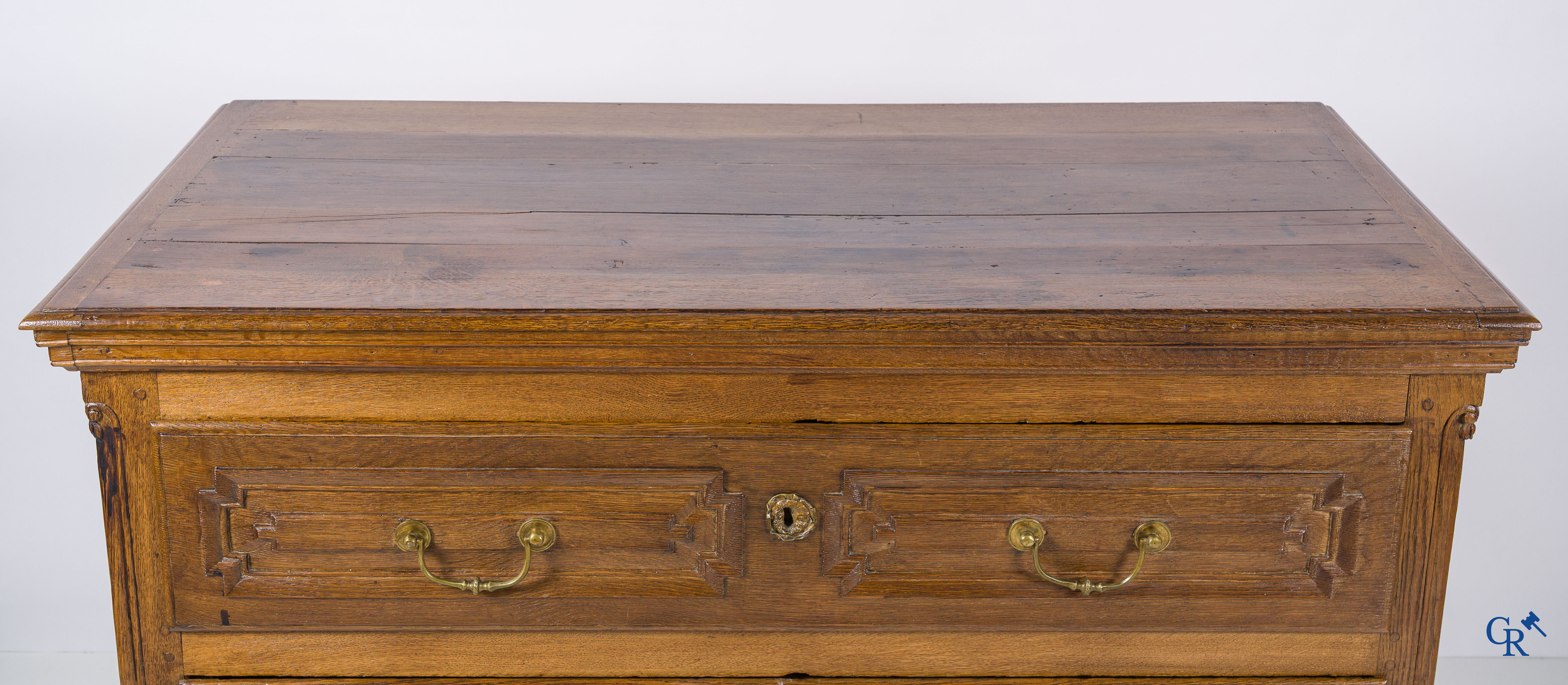 An early 19th century decorative chest of drawers in oak with 3 drawers and a secret in the bottom drawer.