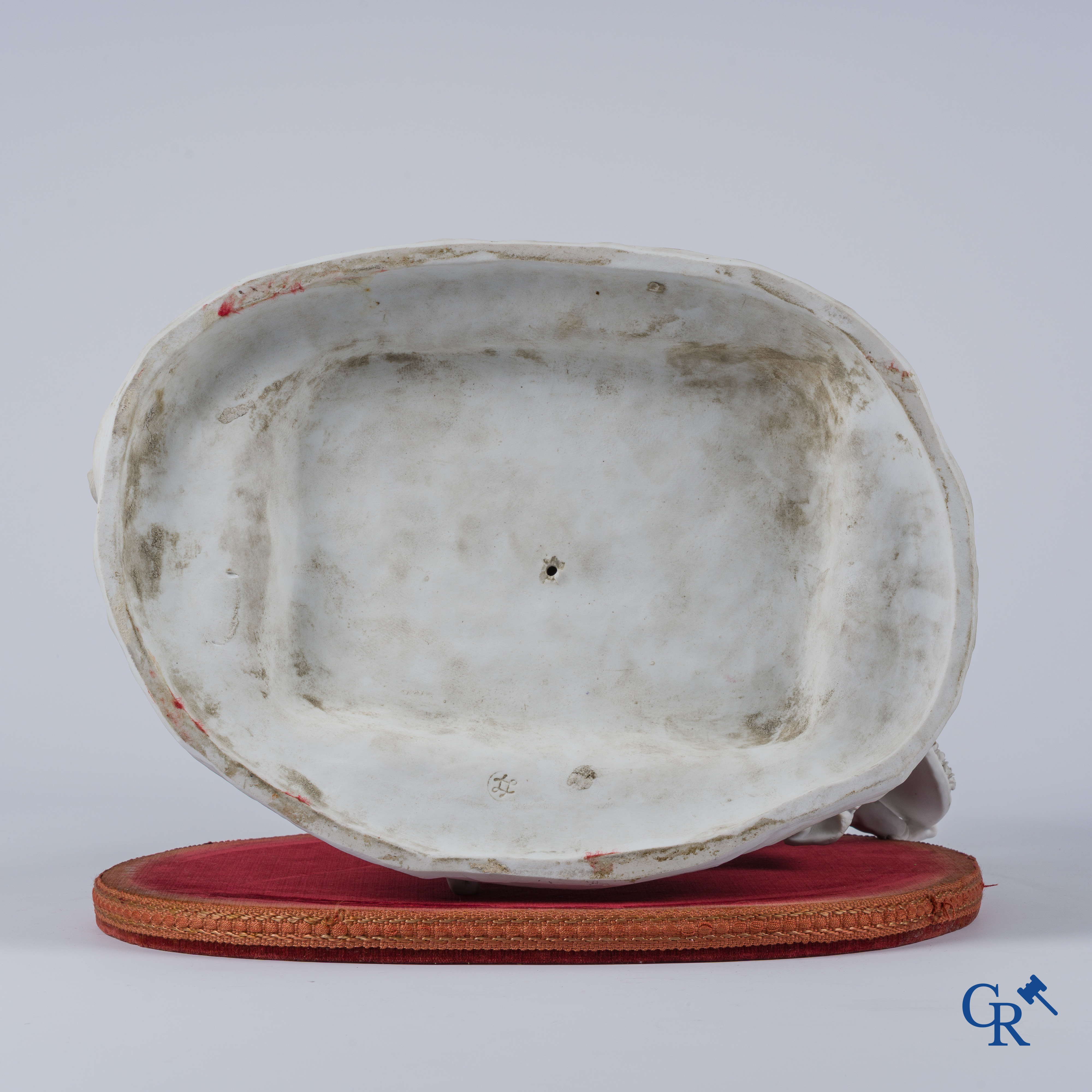 Louis-Simon Boizot (naar) La Couronnement de la Rosière. Groep in biscuit porselein van Sèvres. 19e eeuw.