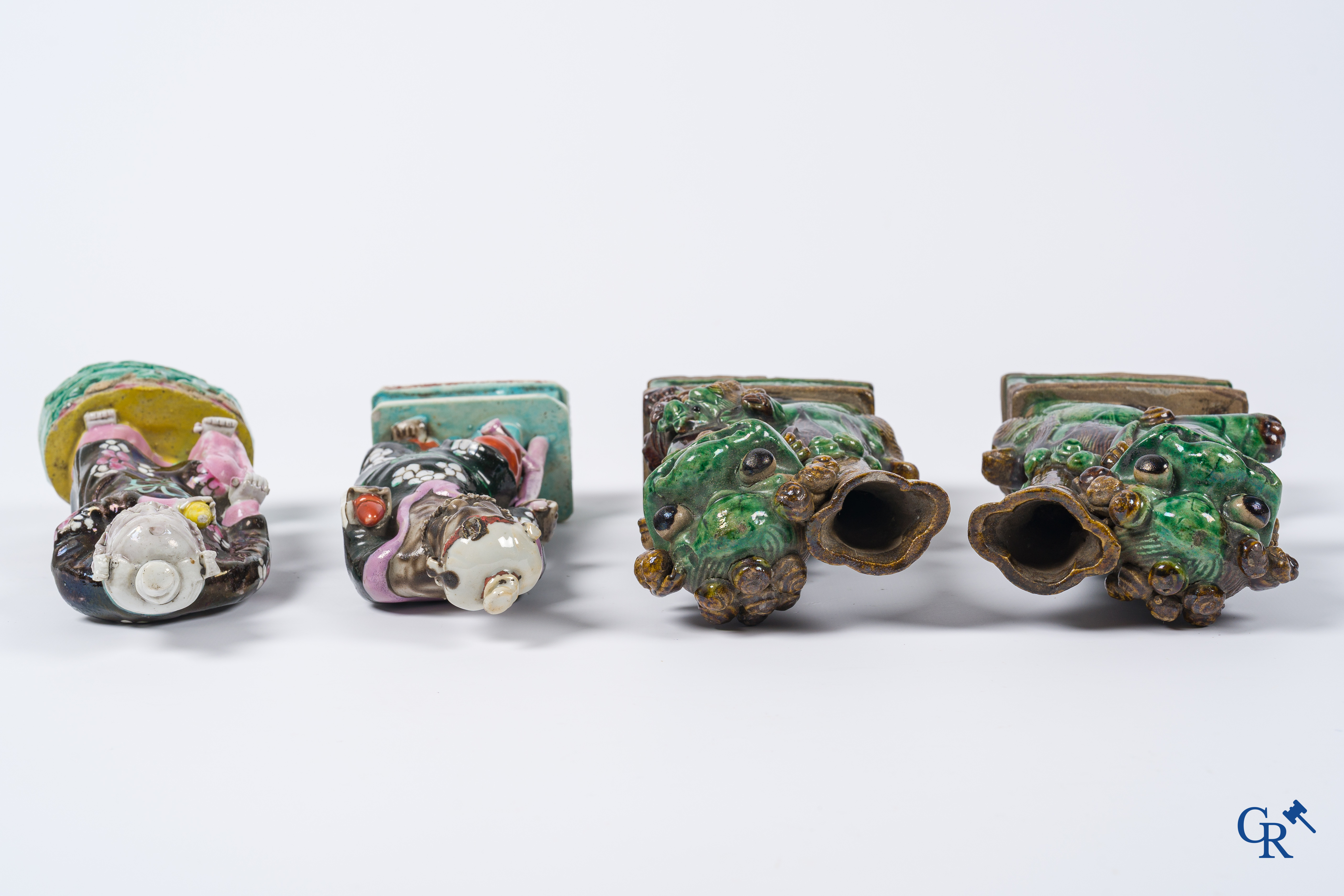 Aziatica, Een kavel met 2 Chinese porselein famille rose figuren en een paar boeddhistische leeuwen. 18e-19e eeuw.