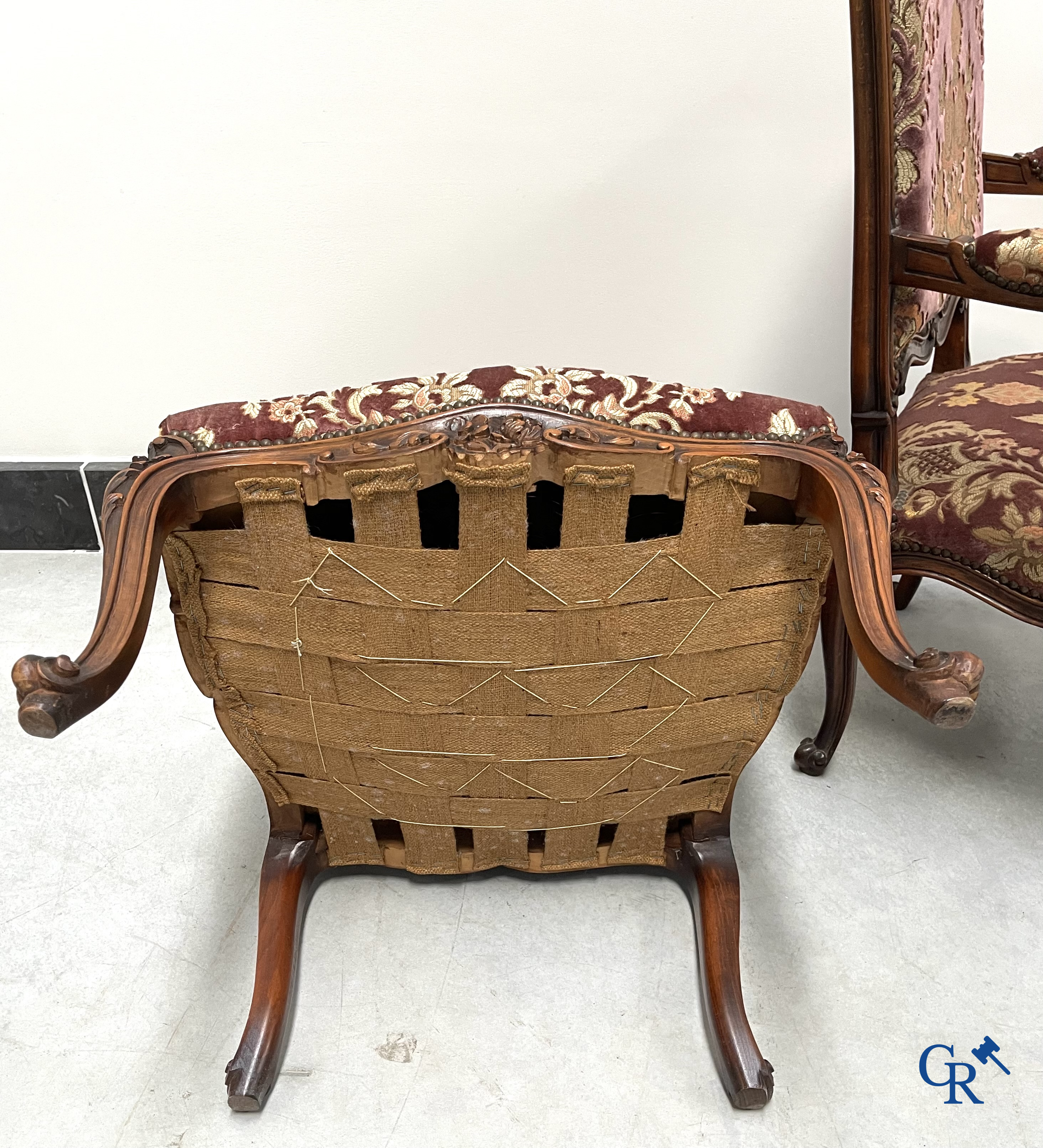 Une série de 4 fauteuils en bois sculpté, style LXV.