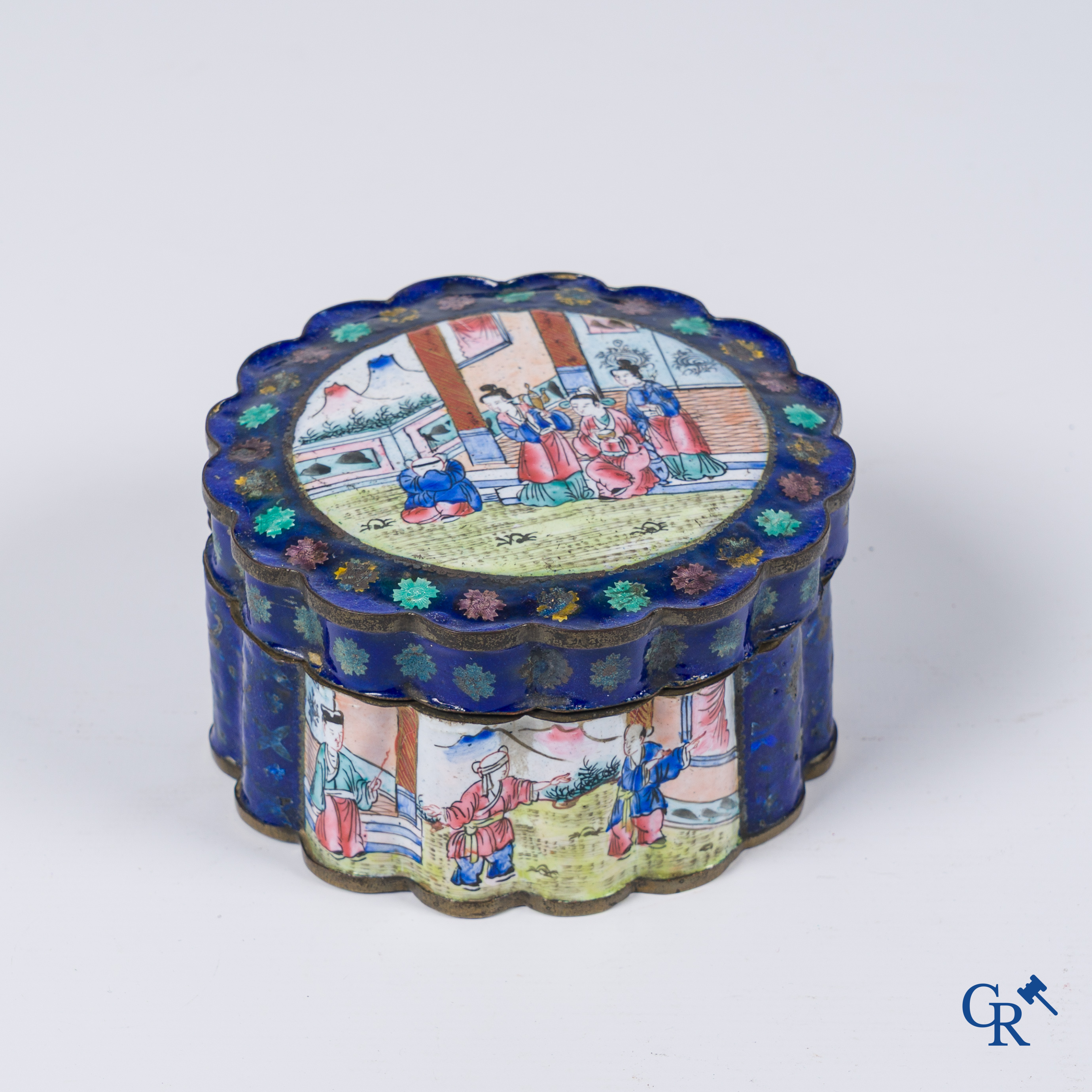Art Asiatique. Boîte ronde à couvercle en émaux de Canton. Fond bleu. 19ème siècle.
