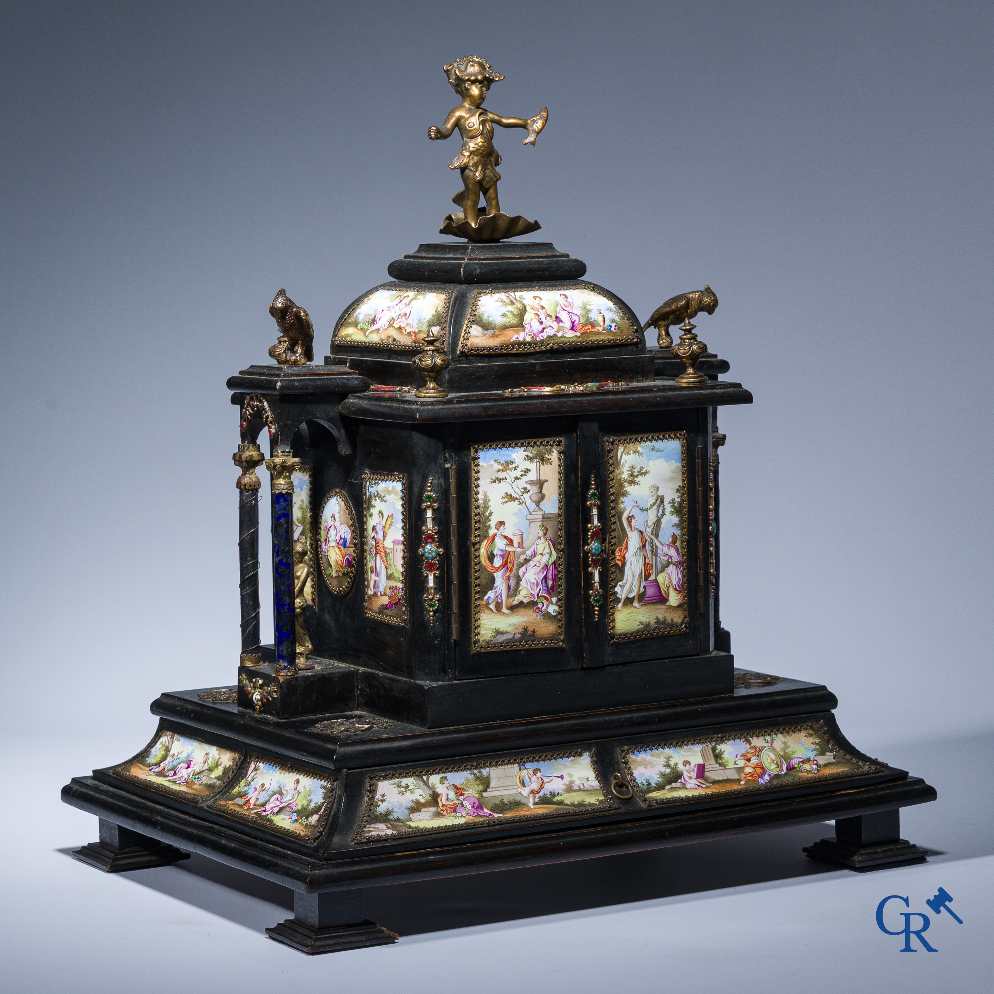 Een Weens geëmailleerd tafel kabinet in ebbenhout met laden en bronsbeslag. 19e eeuw.