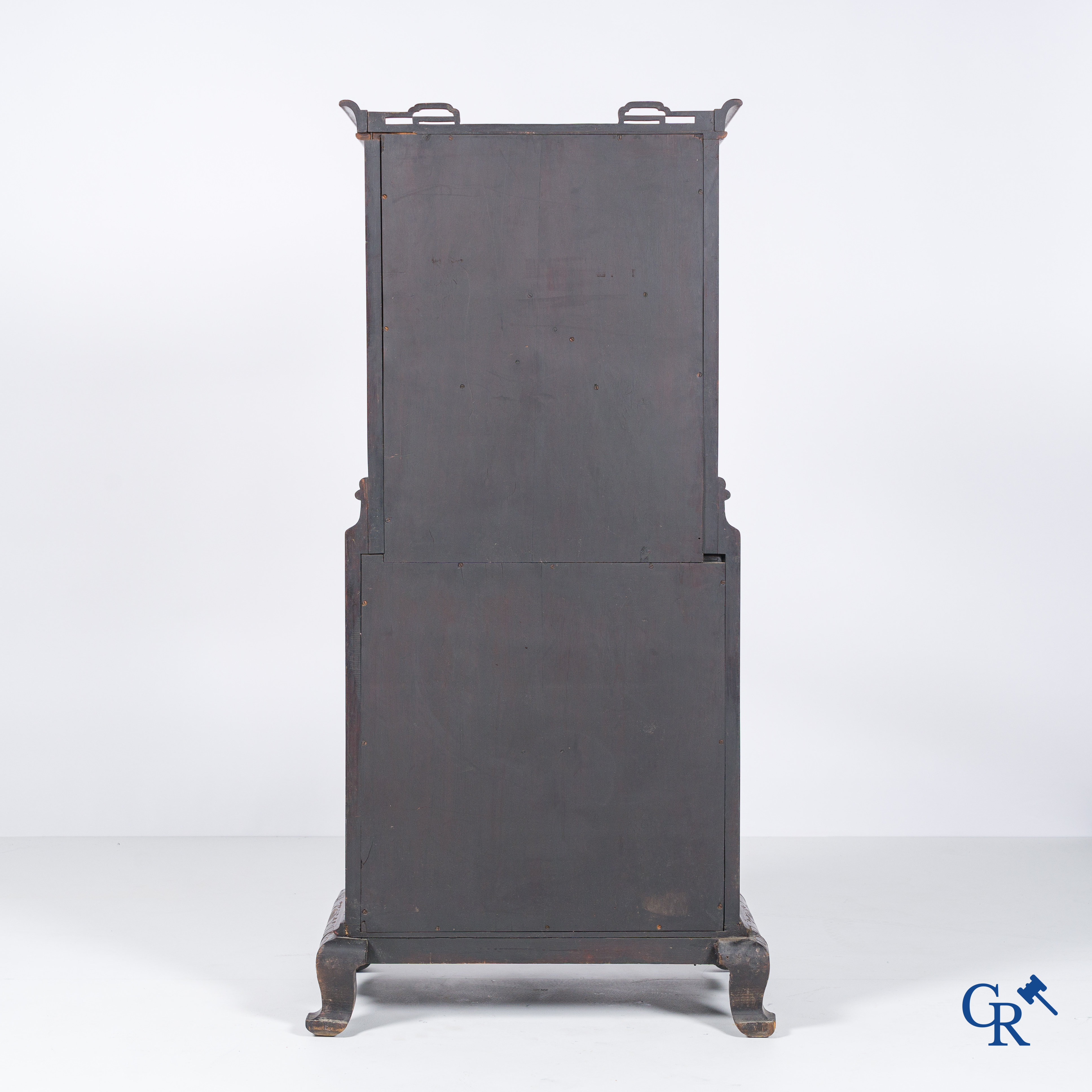 In de stijl van Gabriël Viardot, een meubel in Japanse stijl met inlegwerk en Japanse lak panelen. Eind 19e eeuw.