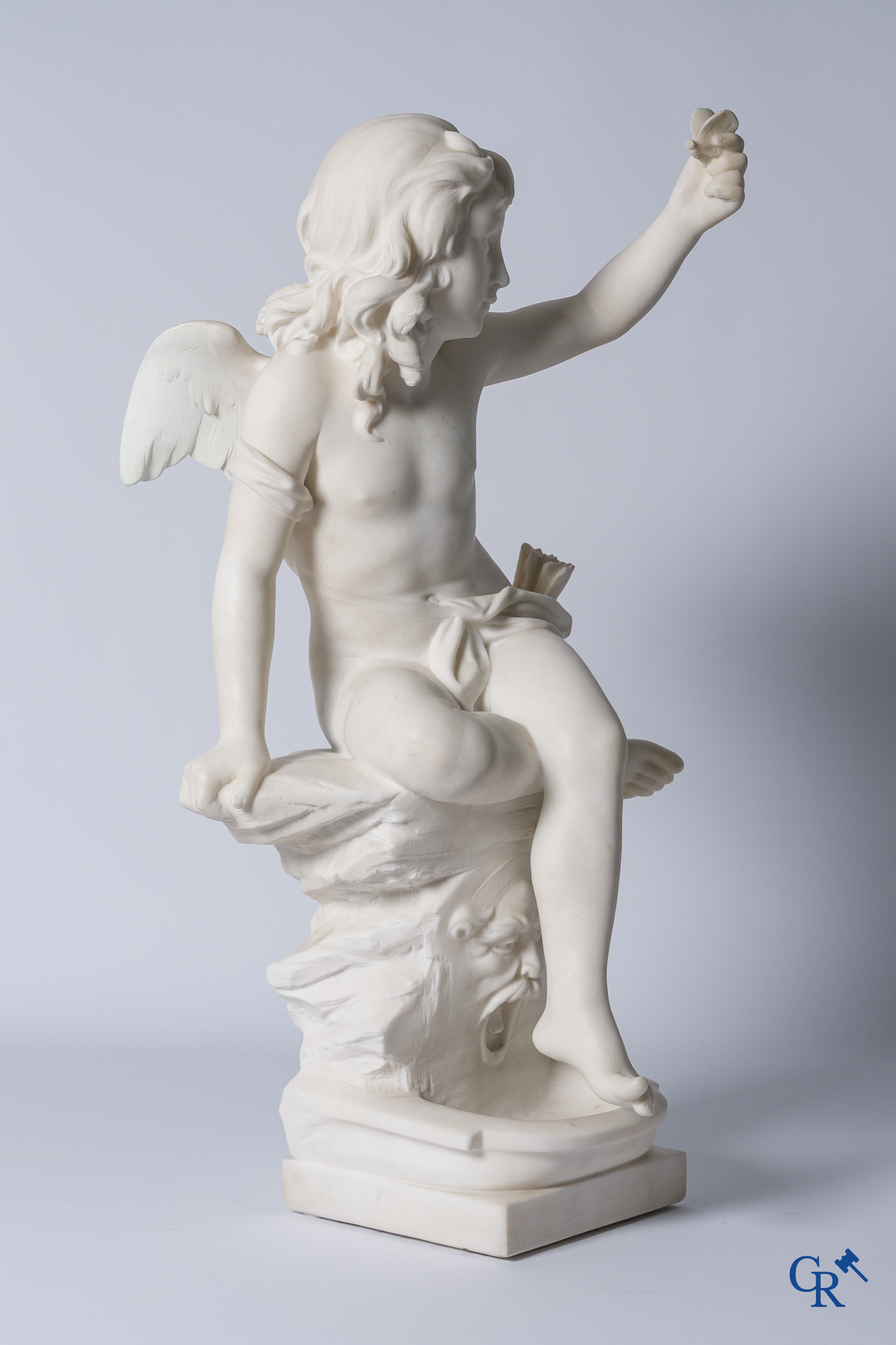 G. Tosi, Mooie groep in gesculpteerd marmer, zittende cupido aan muurfontein. Circa 1900.