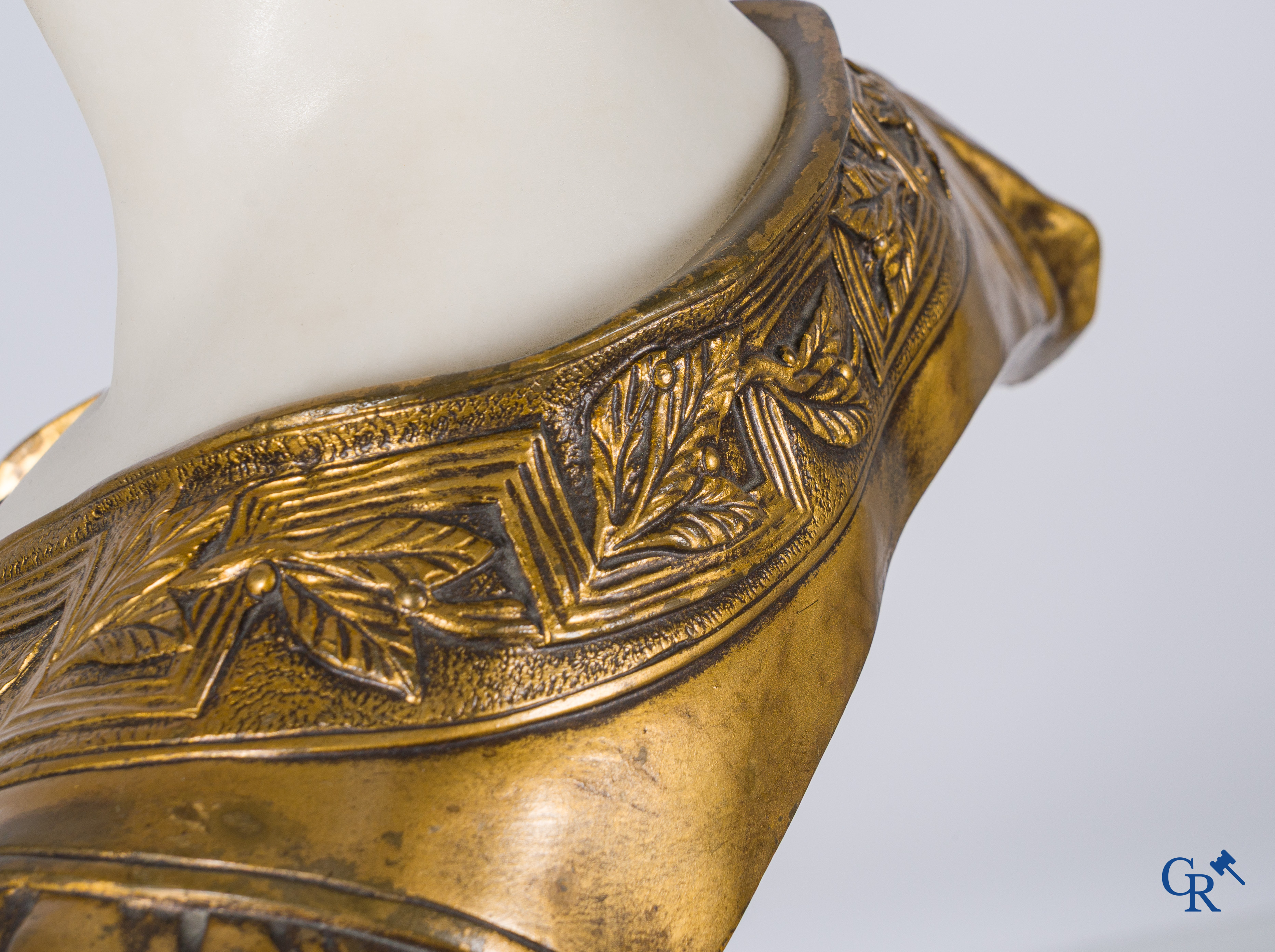 Gustave Van Vaerenbergh (1873-1927) Damesbuste in marmer en brons op een marmeren sokkel. Gesigneerd.