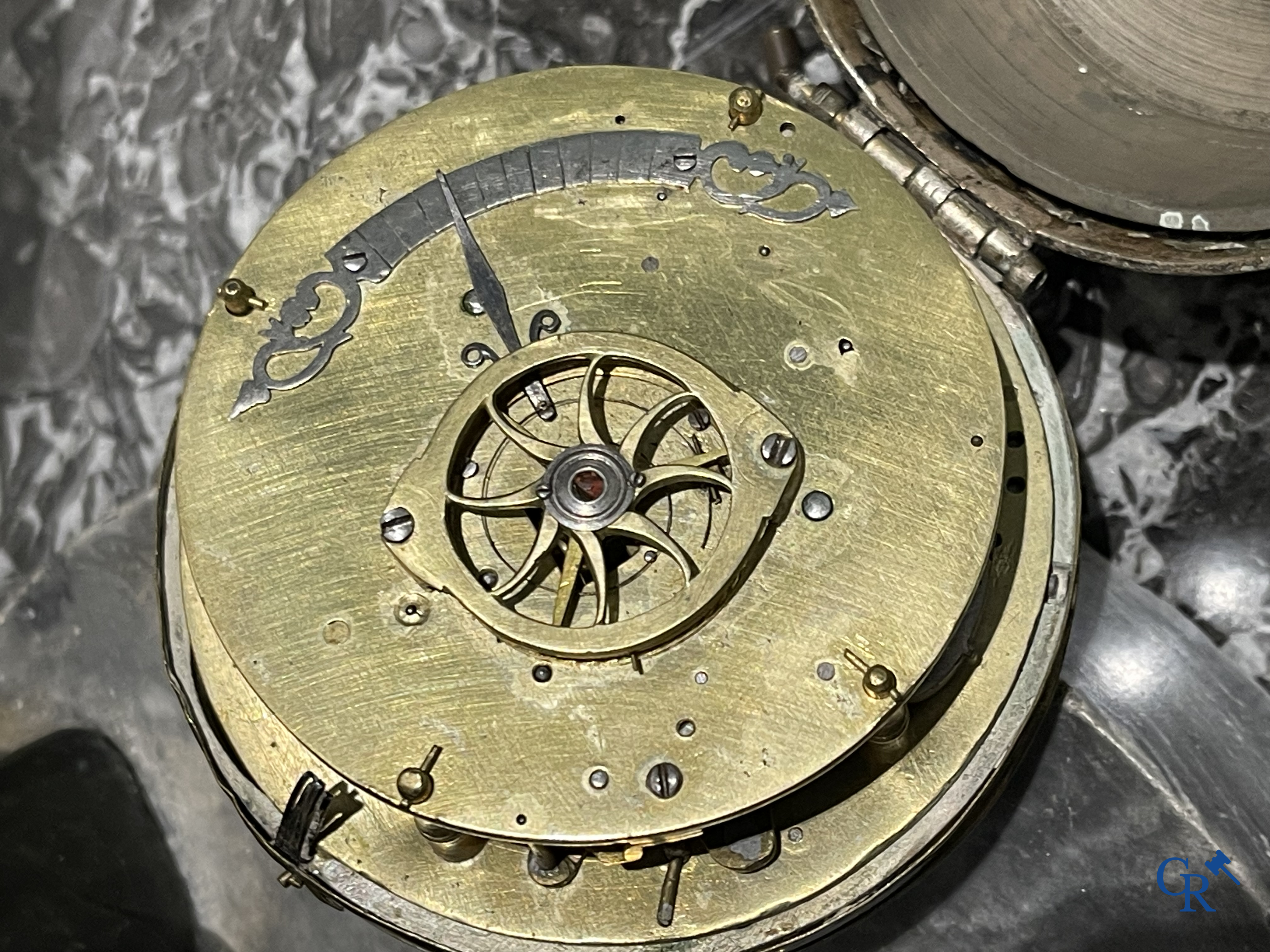Horlogerie. Montre de carosse. Grande montre de carosse avec boîtier gravé et perforé. France XVIIe siècle.