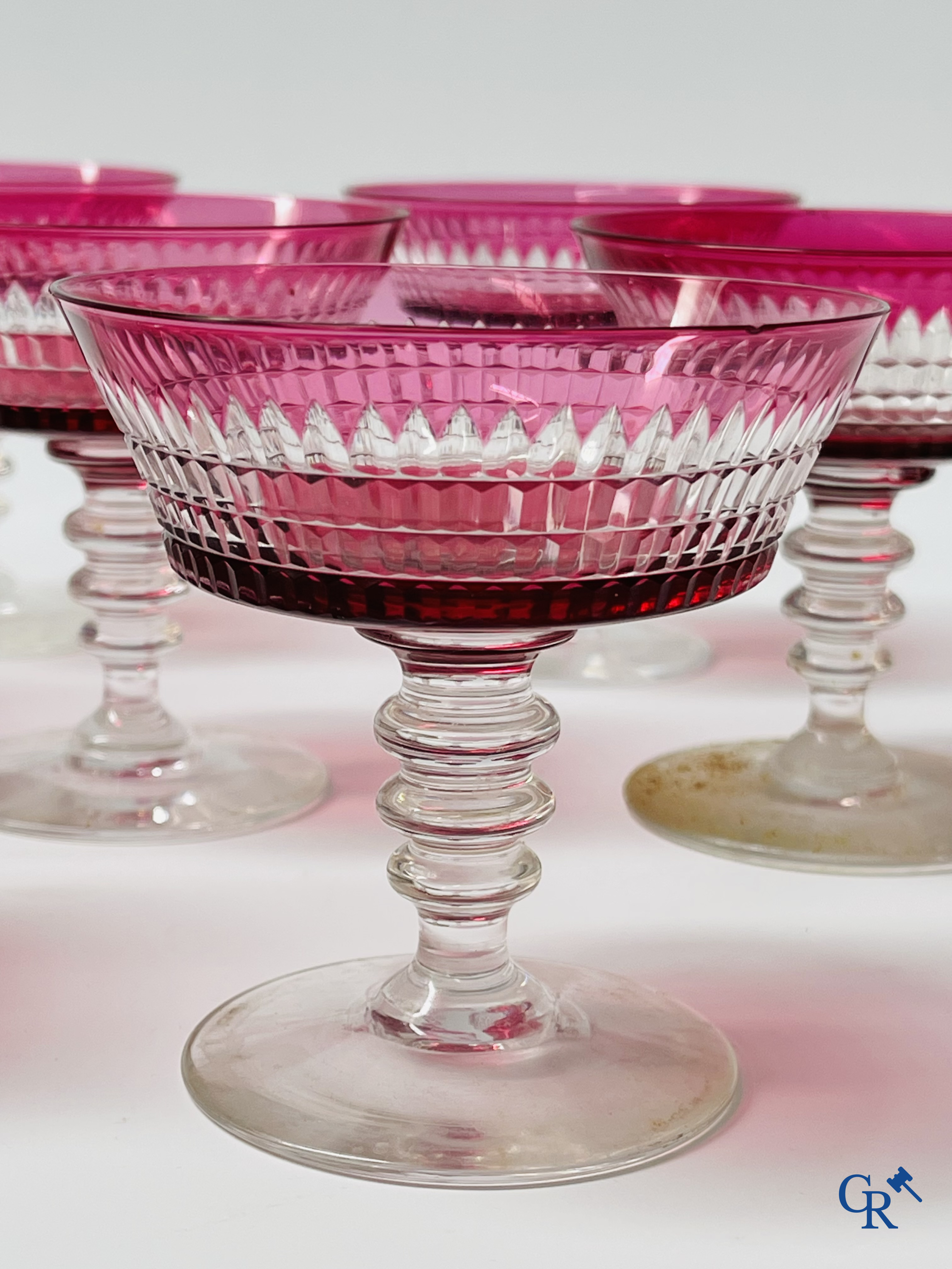 Een uitgebreid servies in rood geslepen kristal, hoogstwaarschijnlijk Val Saint Lambert.