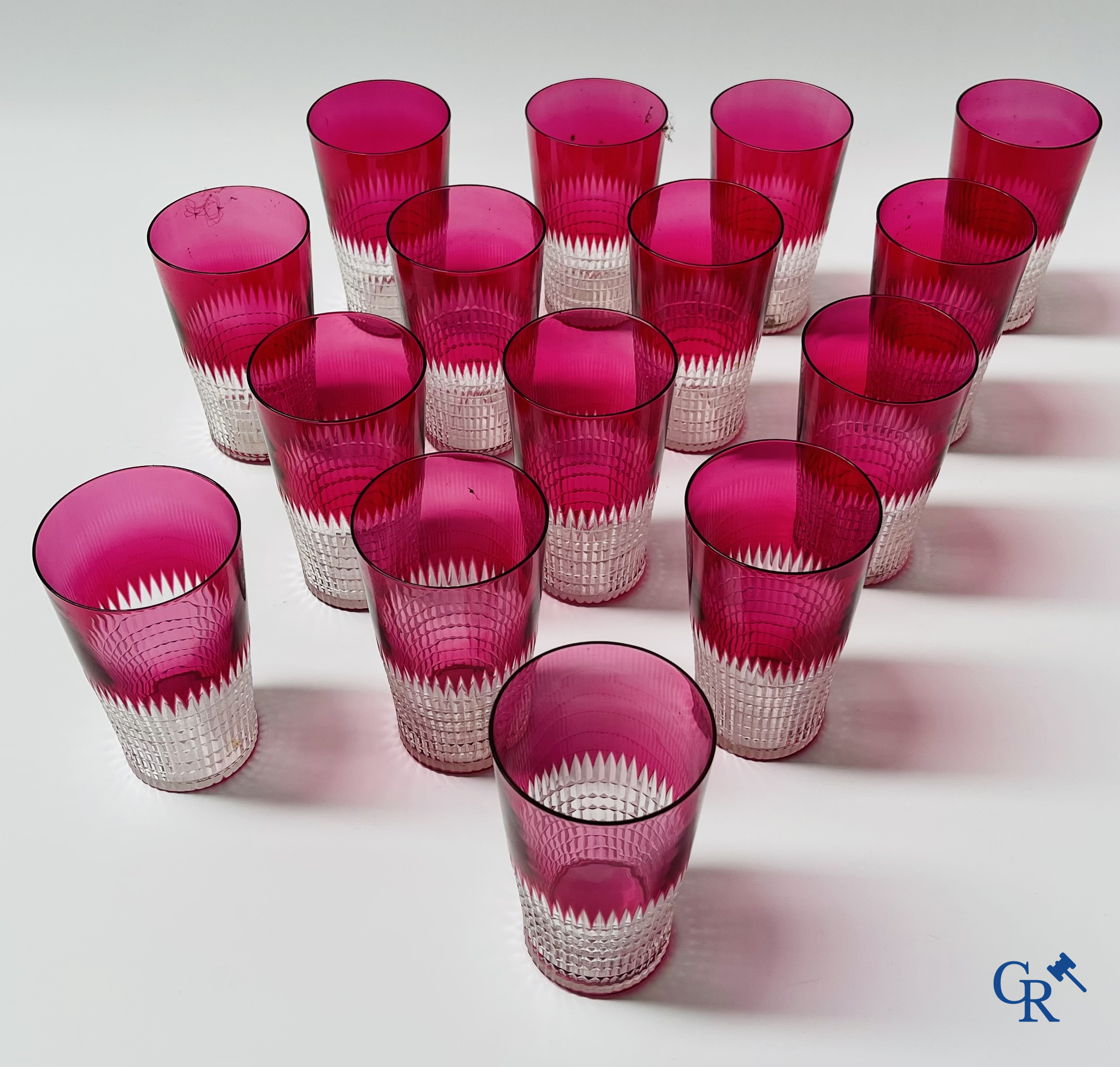 Een uitgebreid servies in rood geslepen kristal, hoogstwaarschijnlijk Val Saint Lambert.