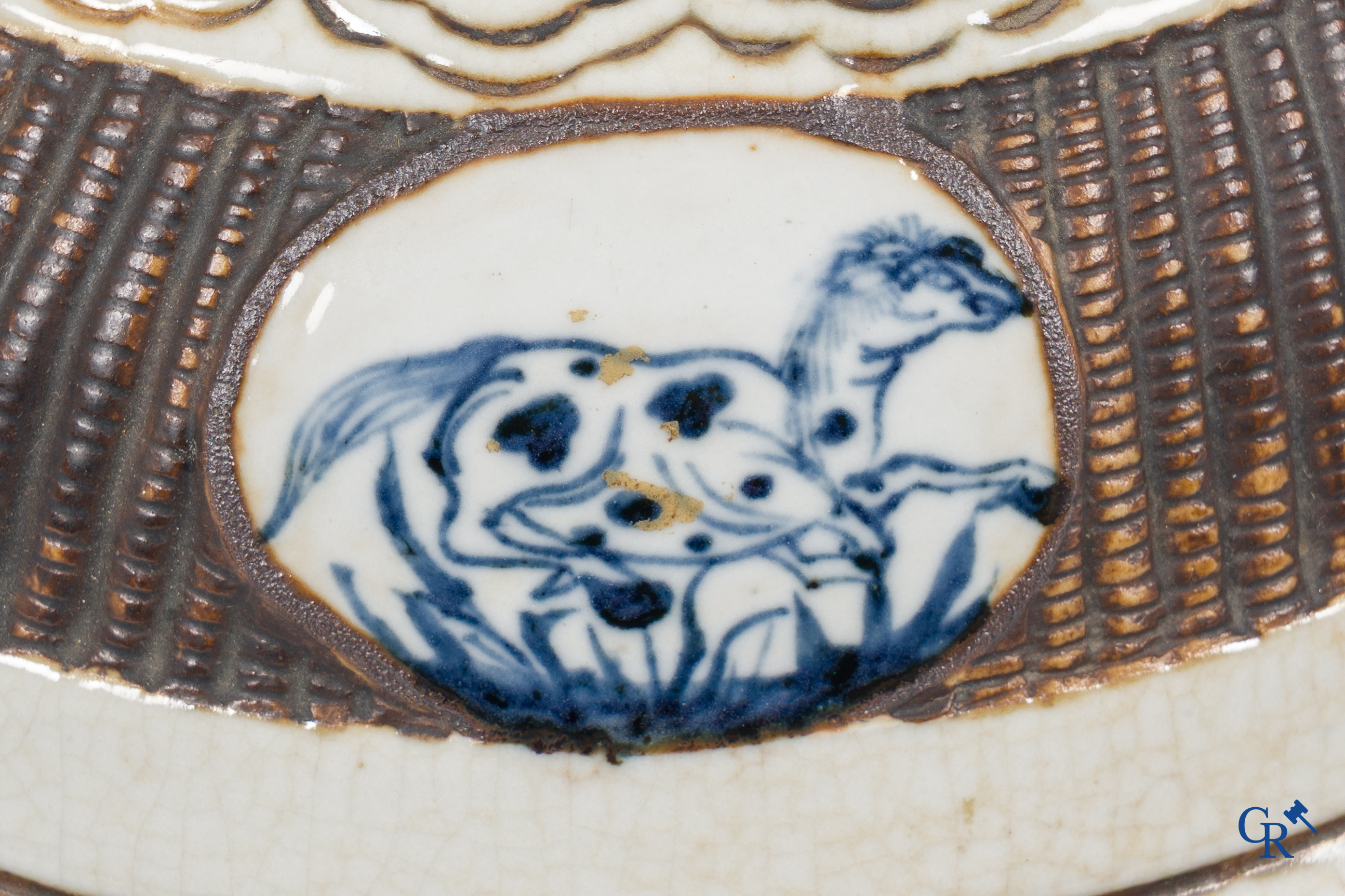 Aziatica, Chinees porselein. Een Chinese craquelé vaas met imitatie vlechtwerk en een decor van paarden. 19e eeuw.