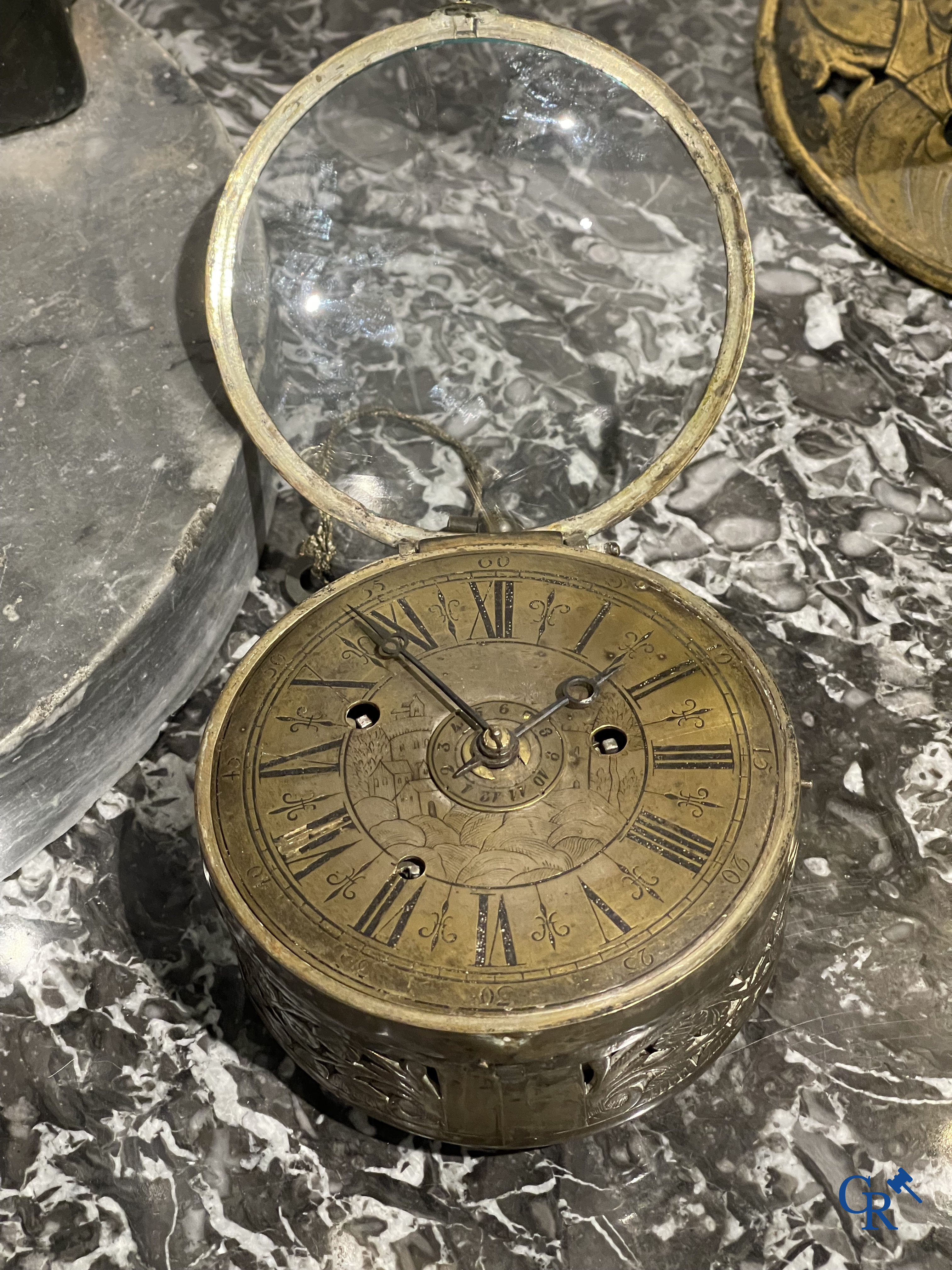 Horlogerie. Montre de carosse. Grande montre de carosse avec boîtier gravé et perforé. France XVIIe siècle.