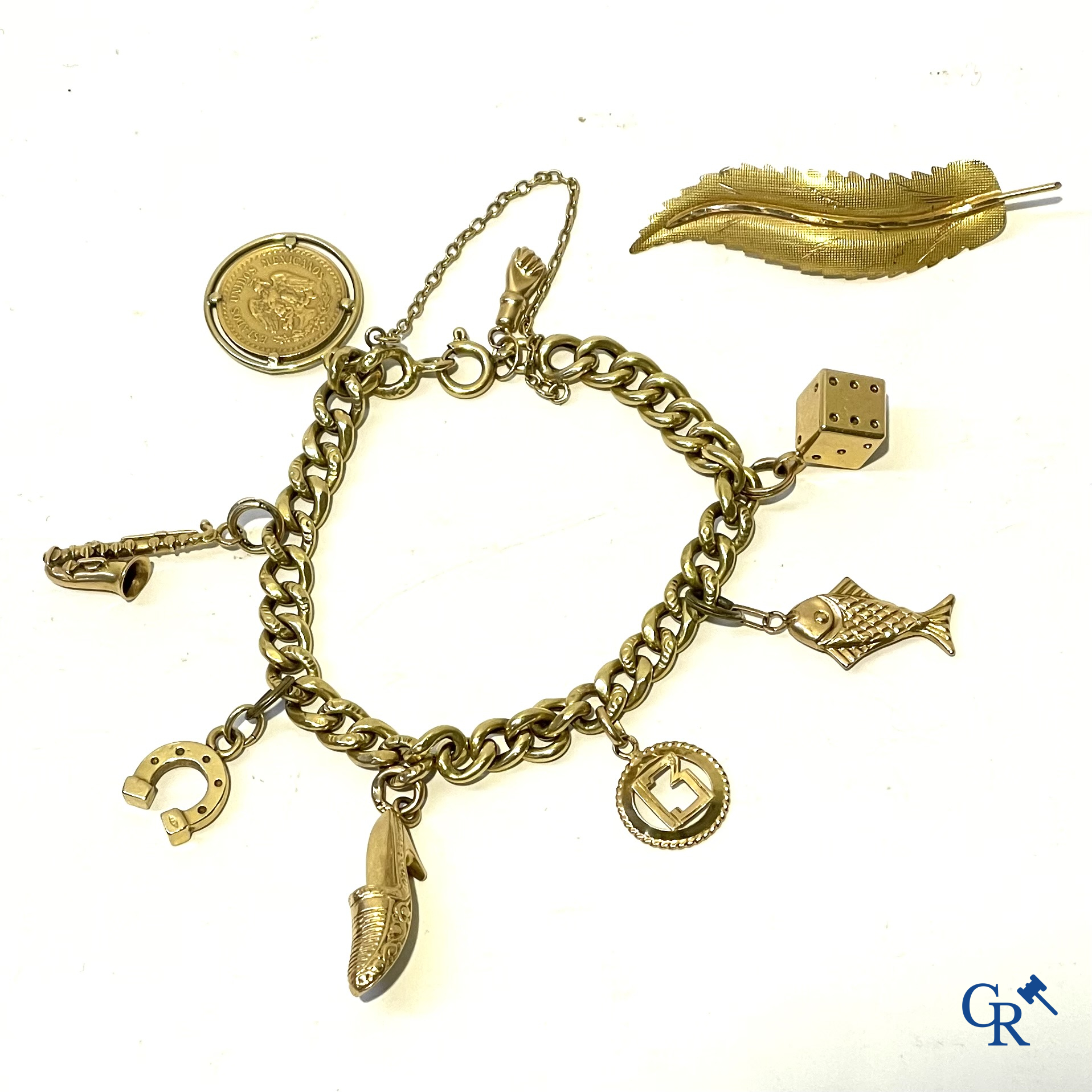 Juwelen, een bladvormige broche in goud 750°/00 en een bedelarmband in verschillende gehaltes goud.