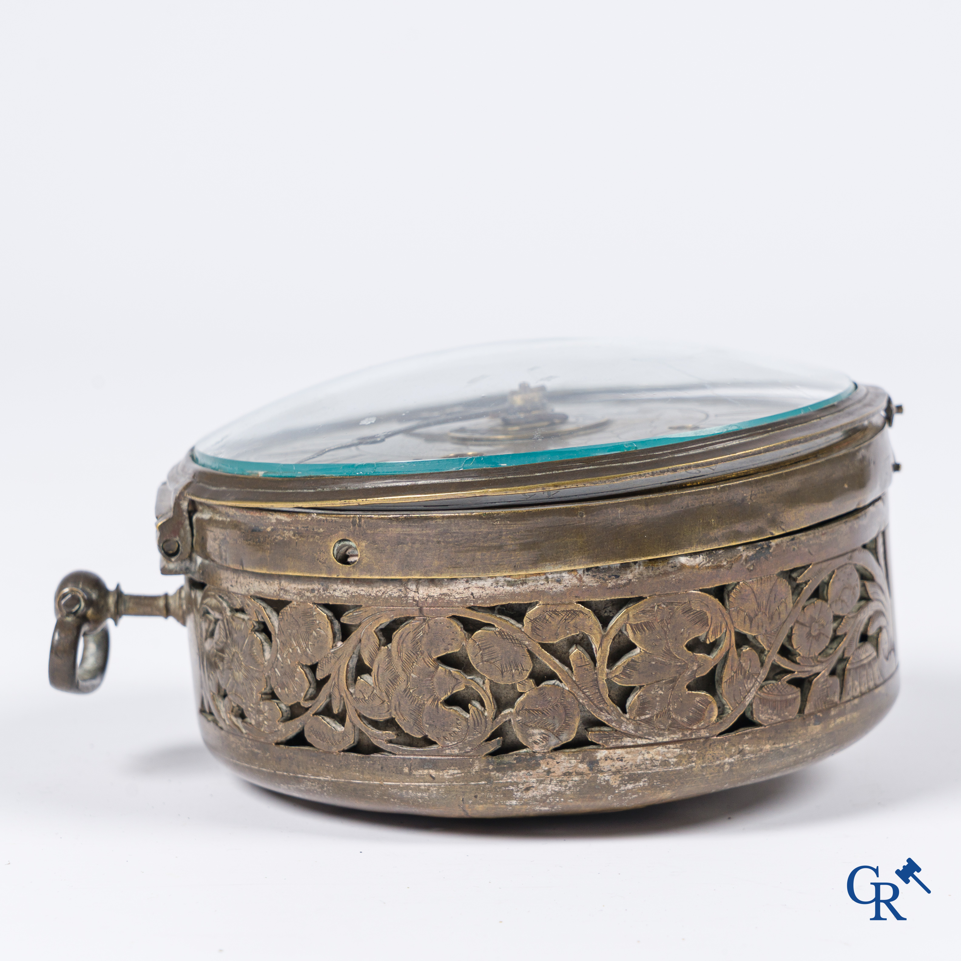 Horlogerie. Montre de carosse. Grande montre de carosse avec boîtier gravé et perforé. France XVIIe siècle.