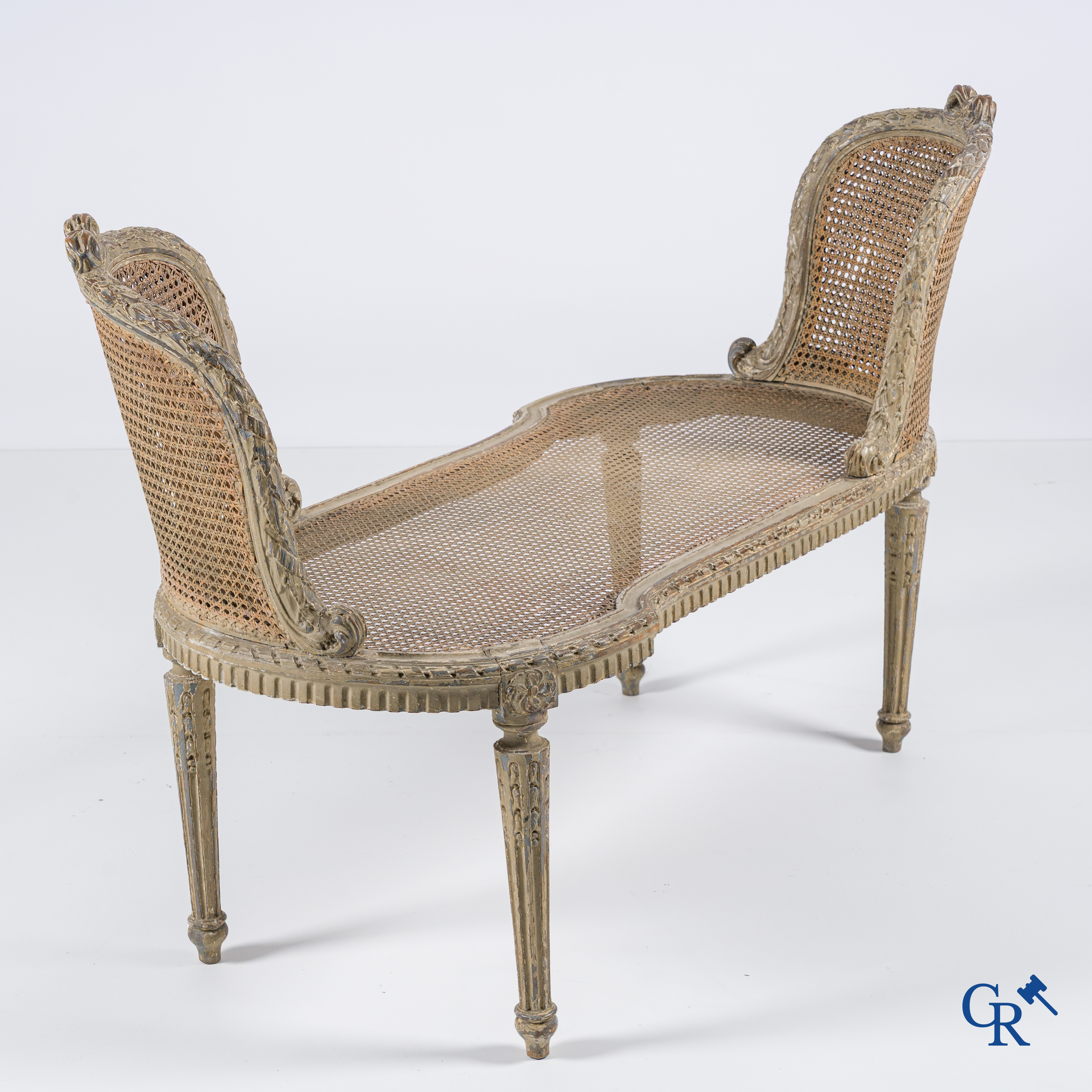 Epoque Louis XVI. Une banquette LXVI en bois sculpté à patine grise avec cannage. Fin du XVIIIème siècle.