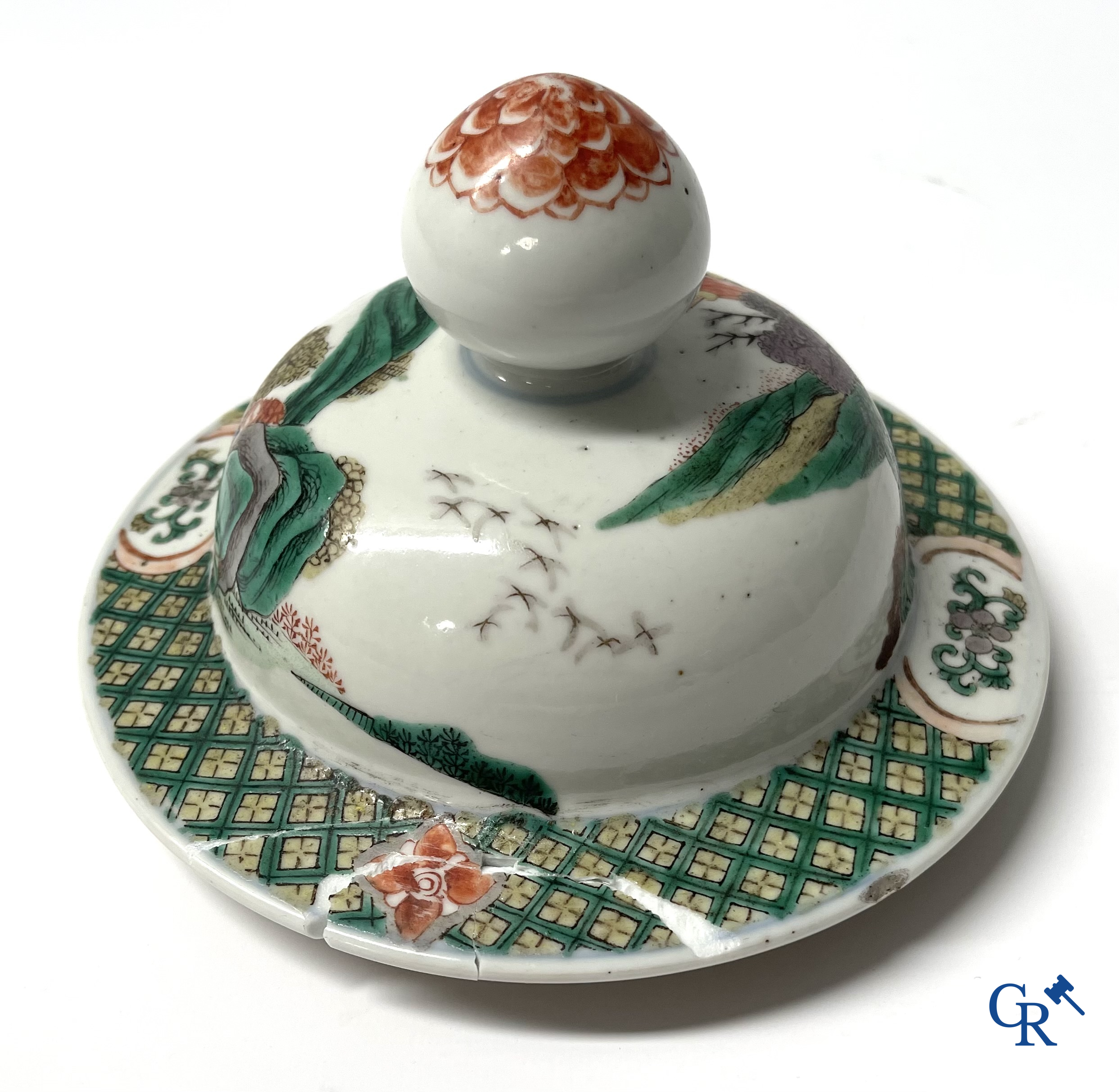 Aziatica, een Chinese famille verte dekselvaas met krijgers en paarden. 19e eeuw.