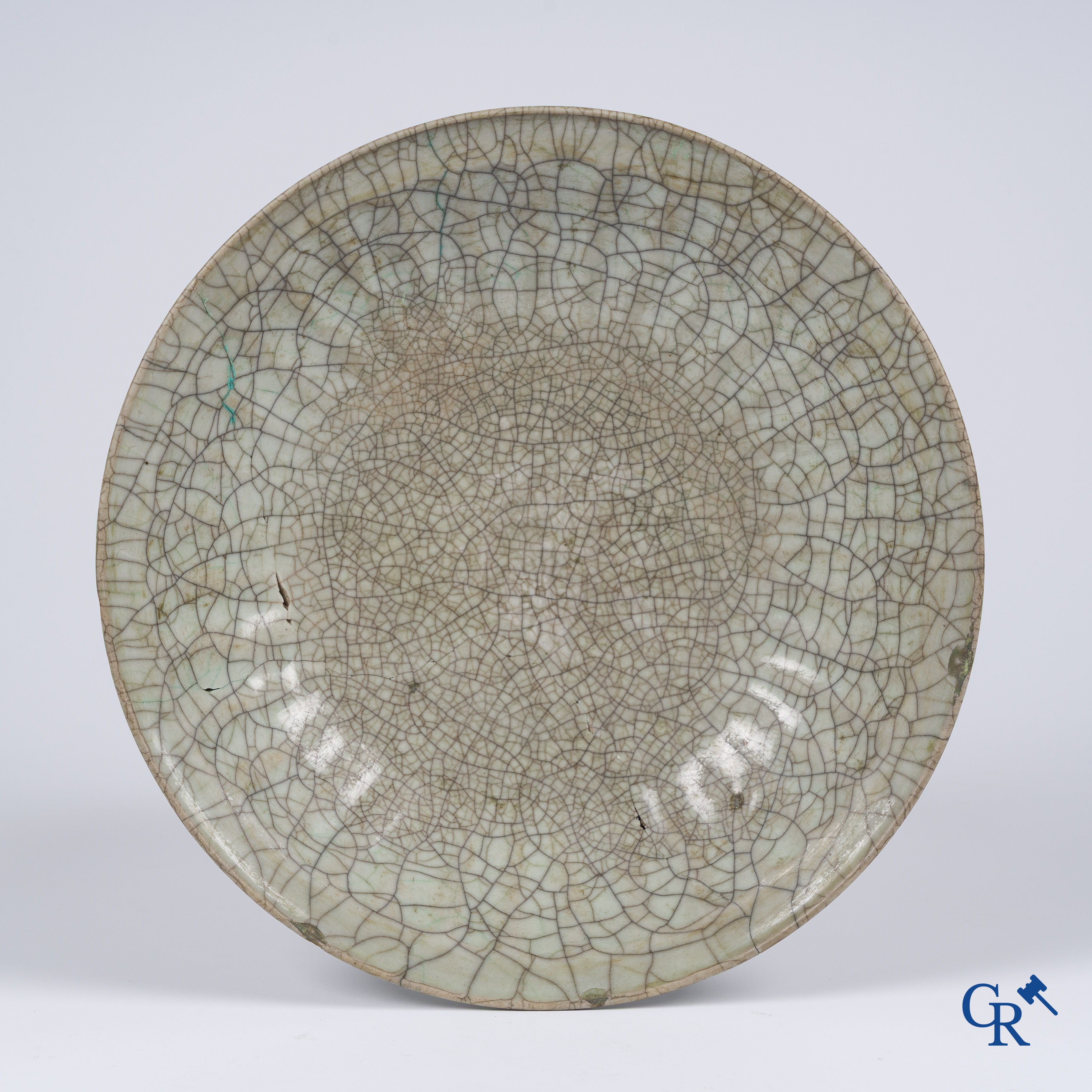 Art Asiatique, porcelaine chinoise. Un grand plat antique geyao en céramique émaillée.