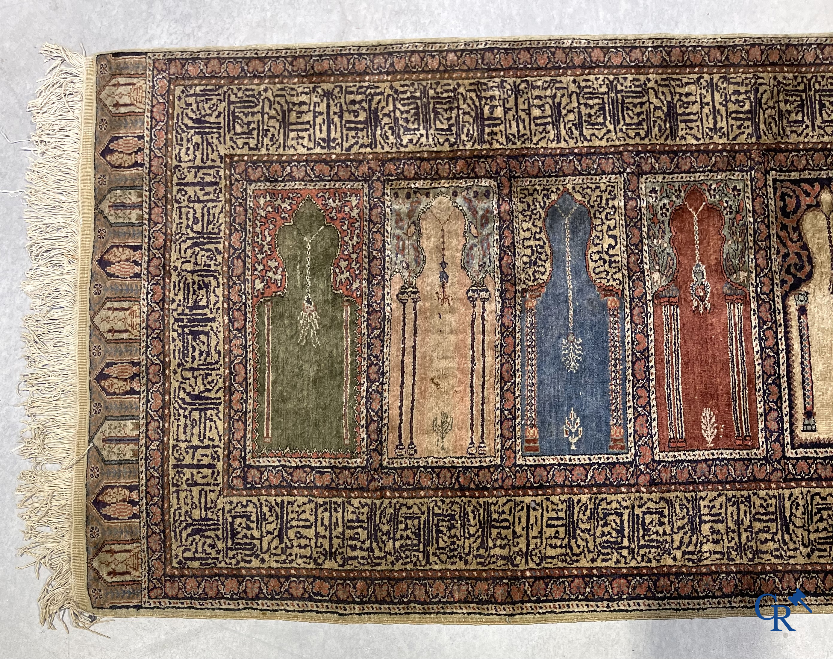 Oosterse tapijten, een antiek handgeknoopt oosters tapijt.