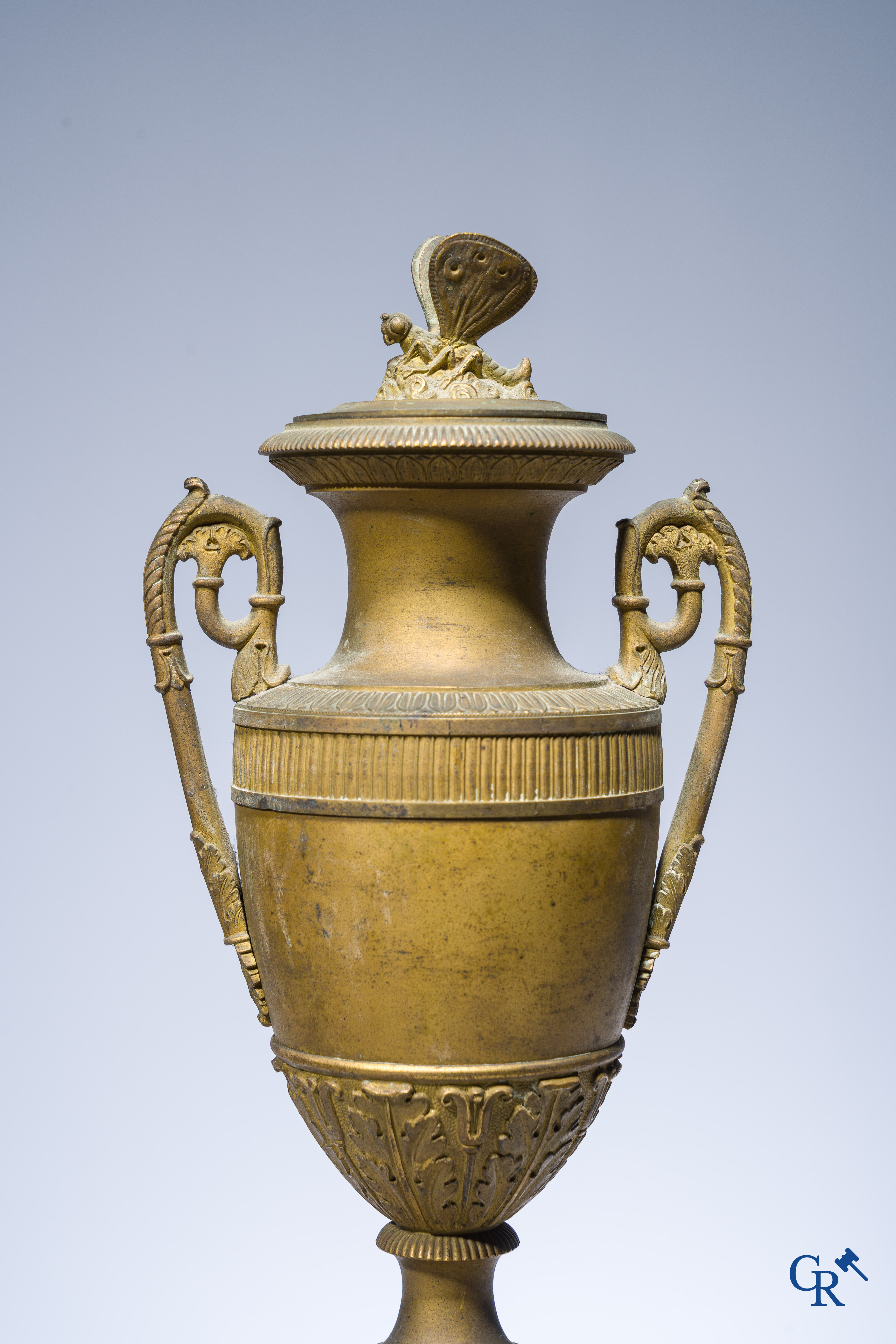 Empire tijdperk, een 3-delige fijn geciseleerde garnituur met cassolettes, Frankrijk circa 1810.