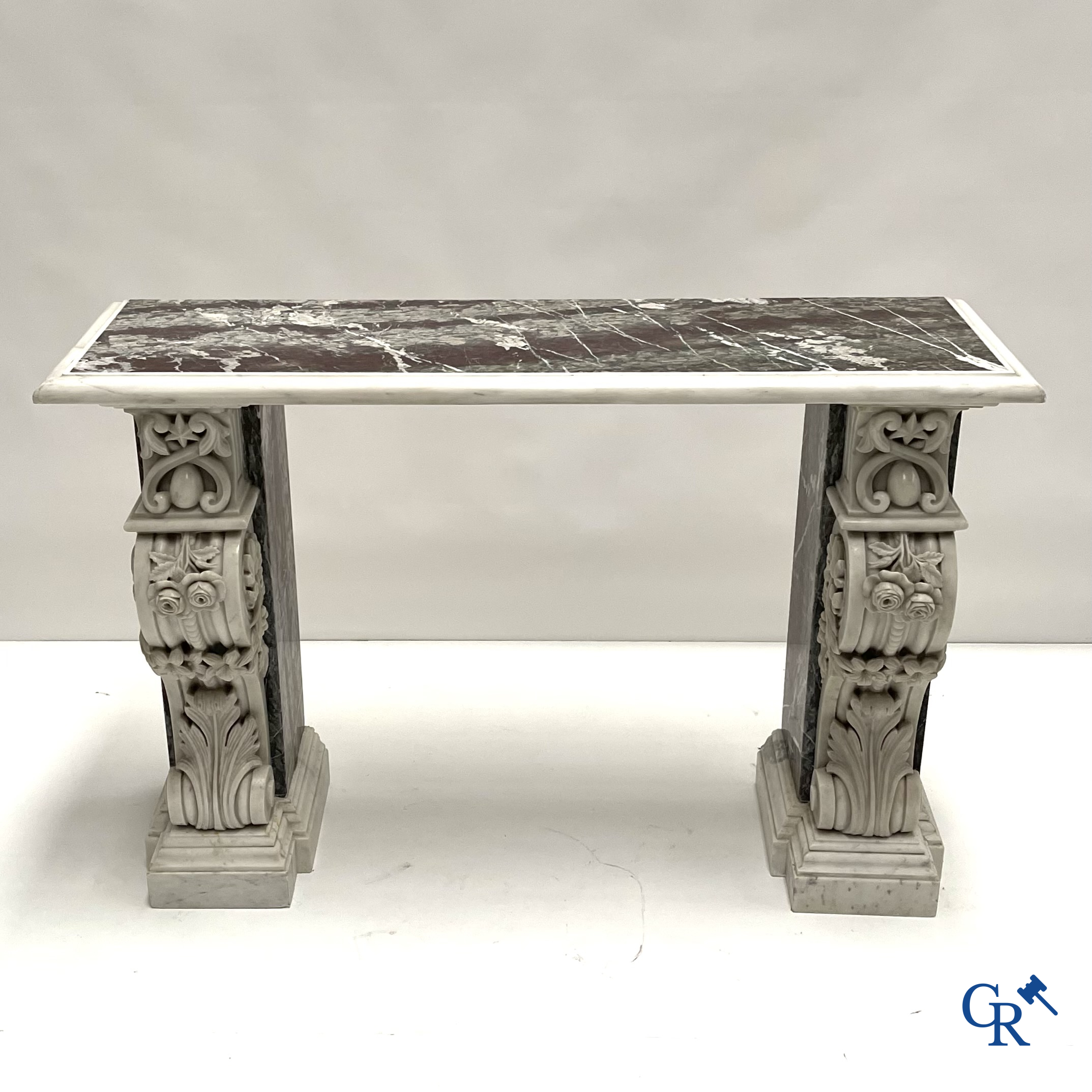 Une importante console murale en different sortes de marbre. 19ème siècle.