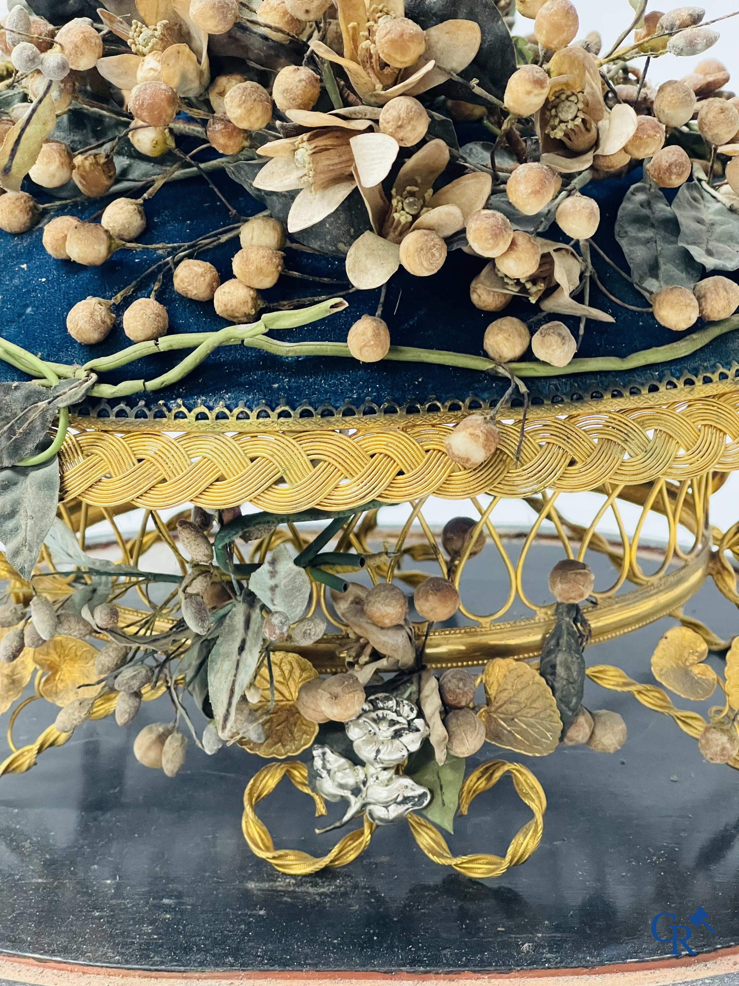 2 glass domes with a bridal bouquet on a cushion with a foot in gilded metal and a foot in Paris porcelain.