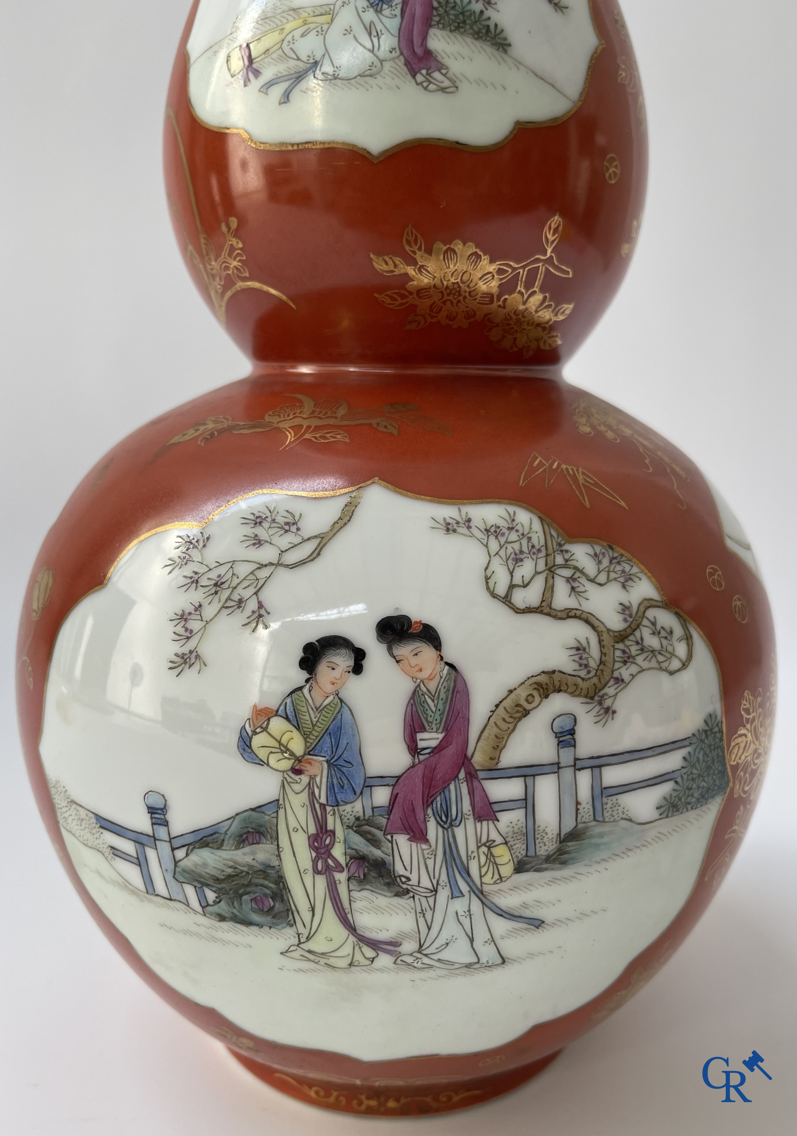 Aziatica, Chinees porselein. Een Chinese vaas met personages. Met zegelmerk. 20ste eeuw.