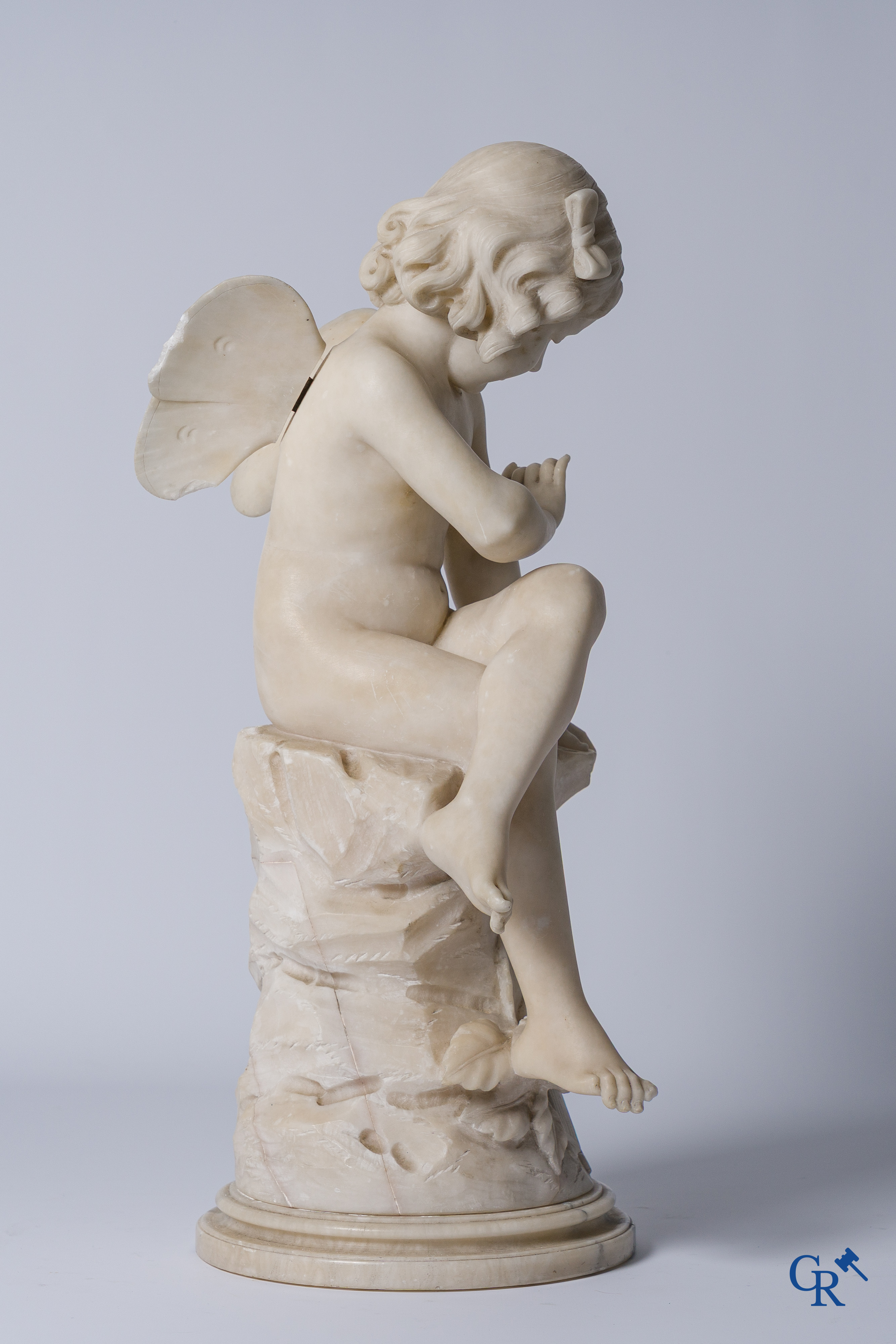 A Michelotti (XIX-XX), voorstelling van een zittende cupido met vlinder. Alabast.