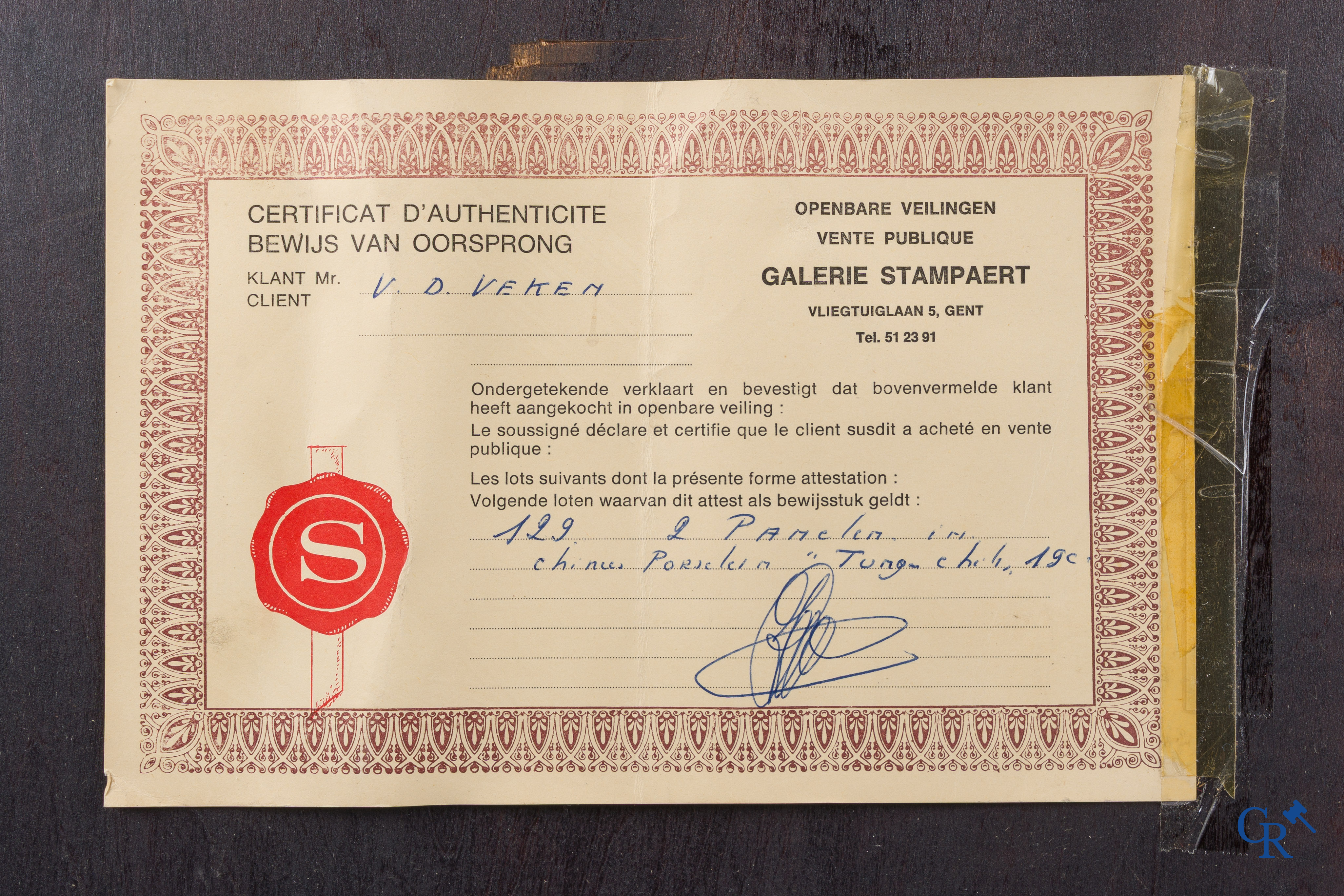 Aziatica. een grote Chinese porseleinen qianjang cai plakket. Gesigneerd. Met oud label van Galerie Stampaert te Gent.