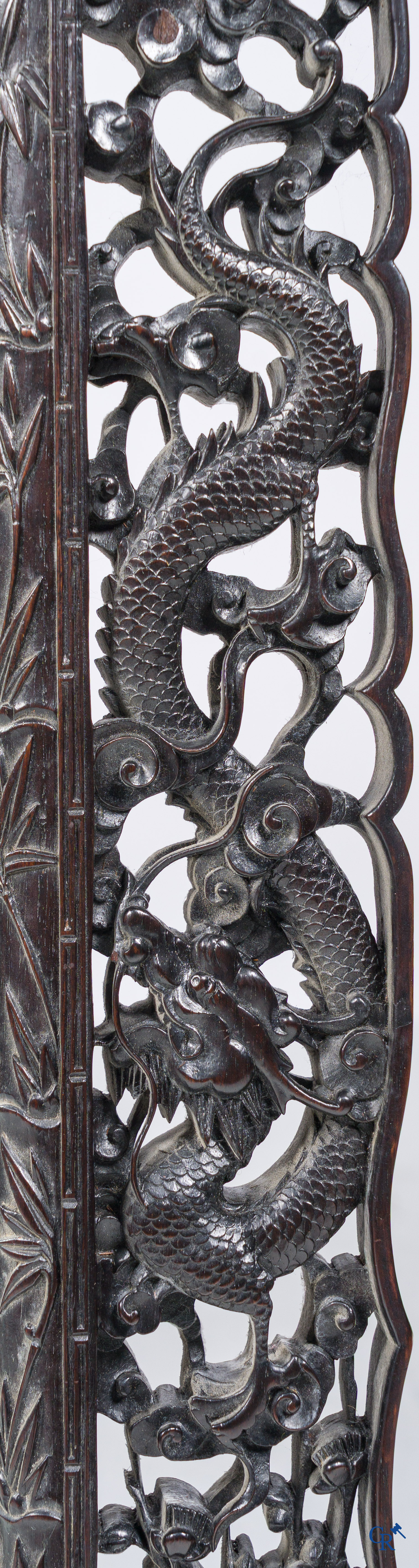 Asian Art, a large mirror in carved Chinese hardwood. 19th century.