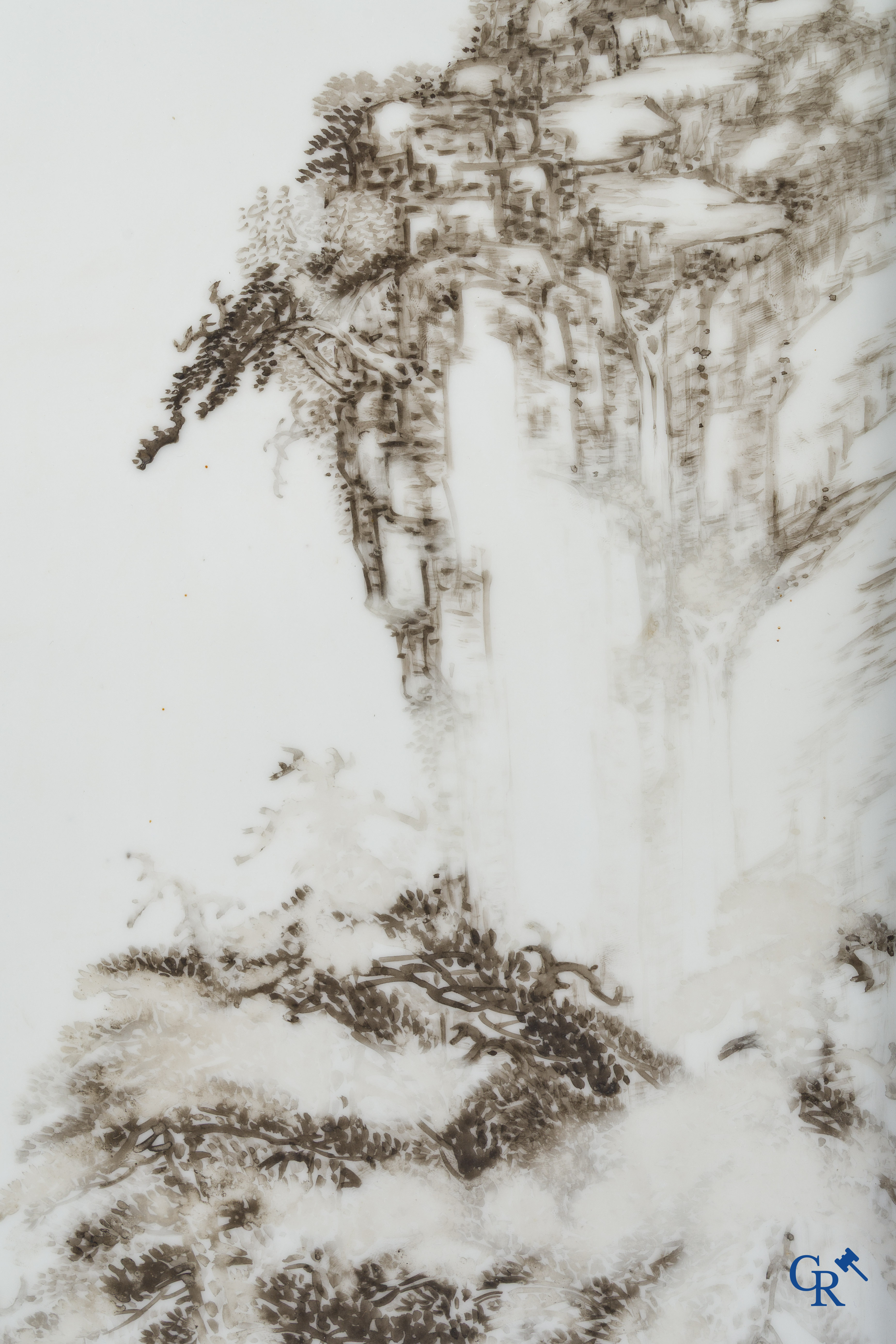 Aziatica. een grote Chinese porseleinen qianjang cai plakket. Gesigneerd. Met oud label van Galerie Stampaert te Gent.