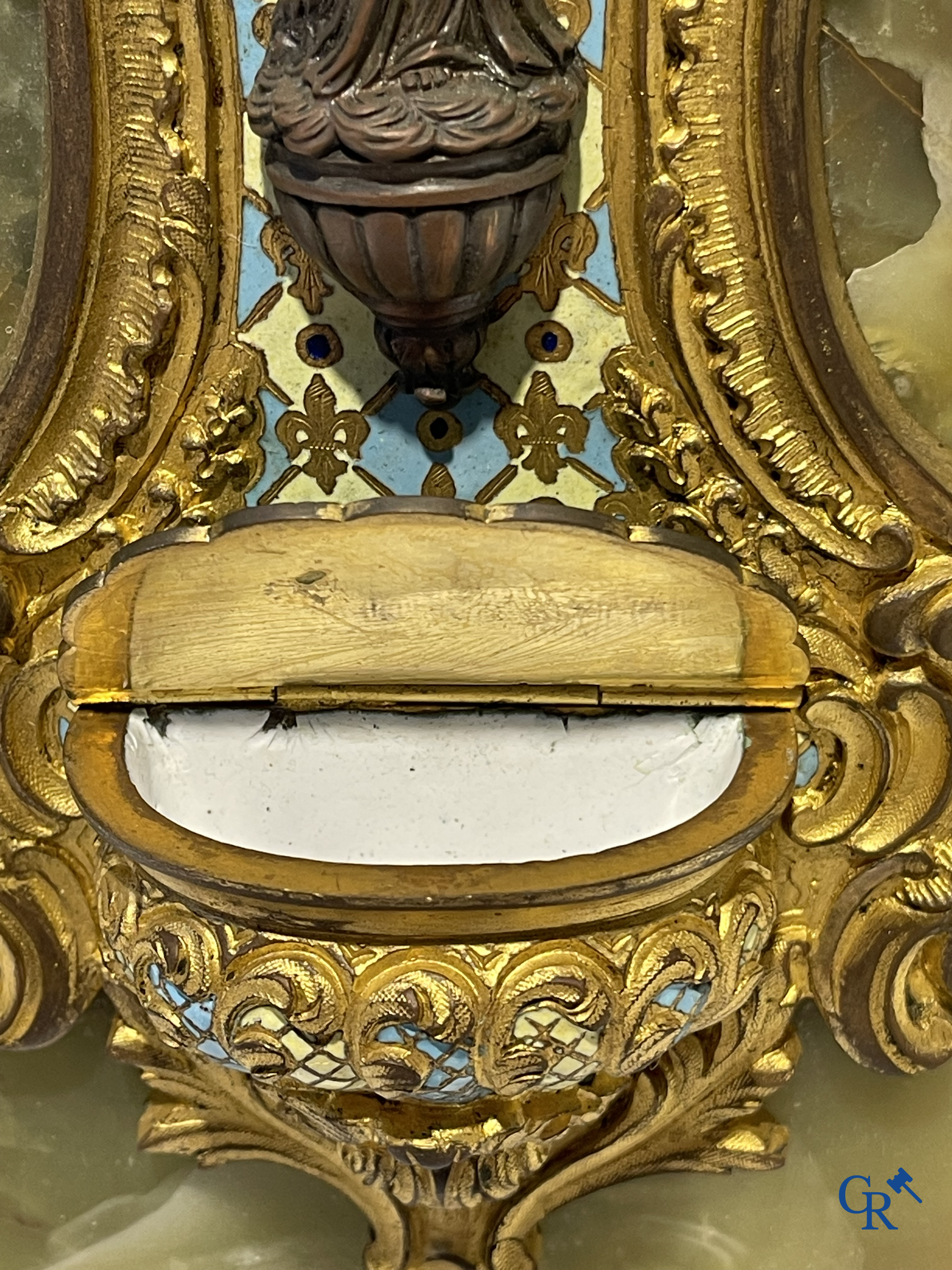 Religieuze objecten, 2 wijwatervaten in brons en cloisonné en een albast beeld van het heilig hart. 19e eeuw.