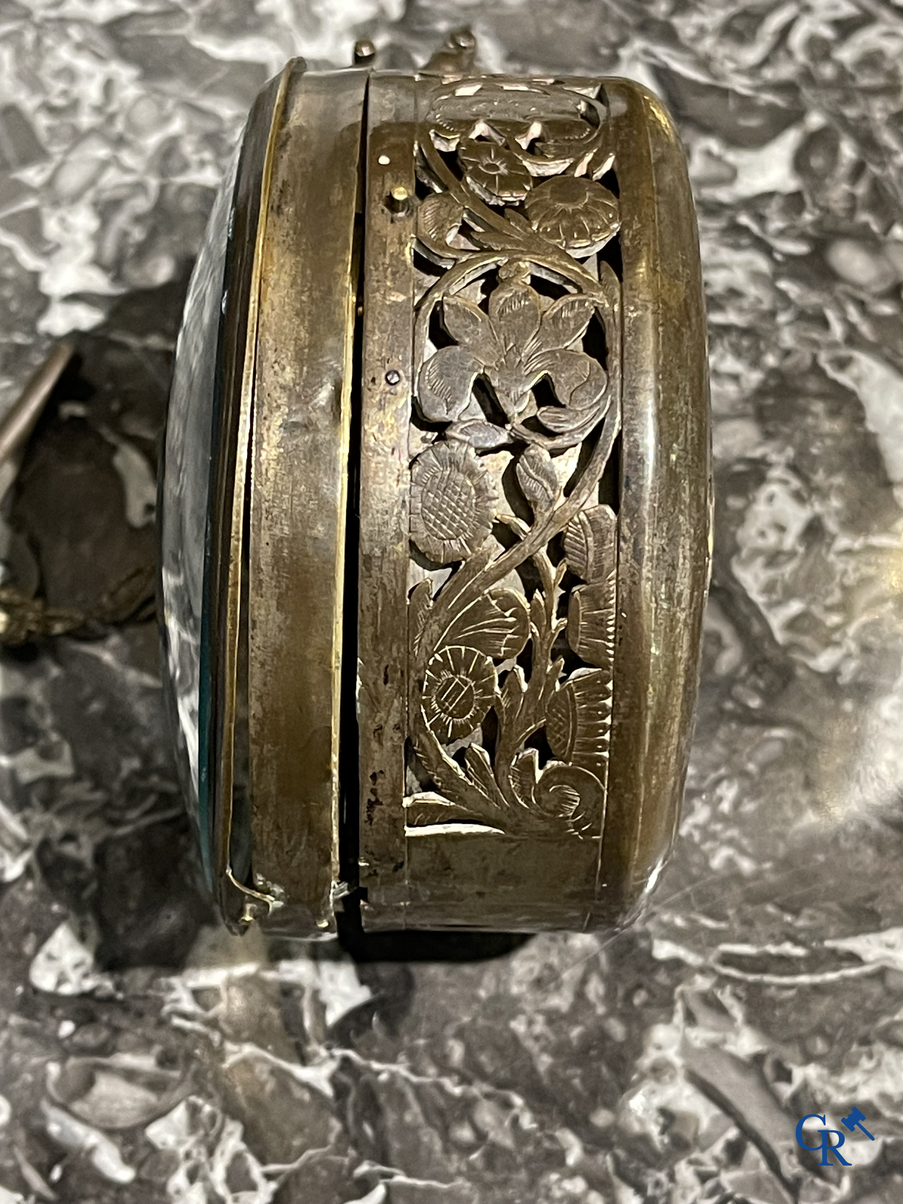 Horlogerie. Montre de carosse. Grande montre de carosse avec boîtier gravé et perforé. France XVIIe siècle.