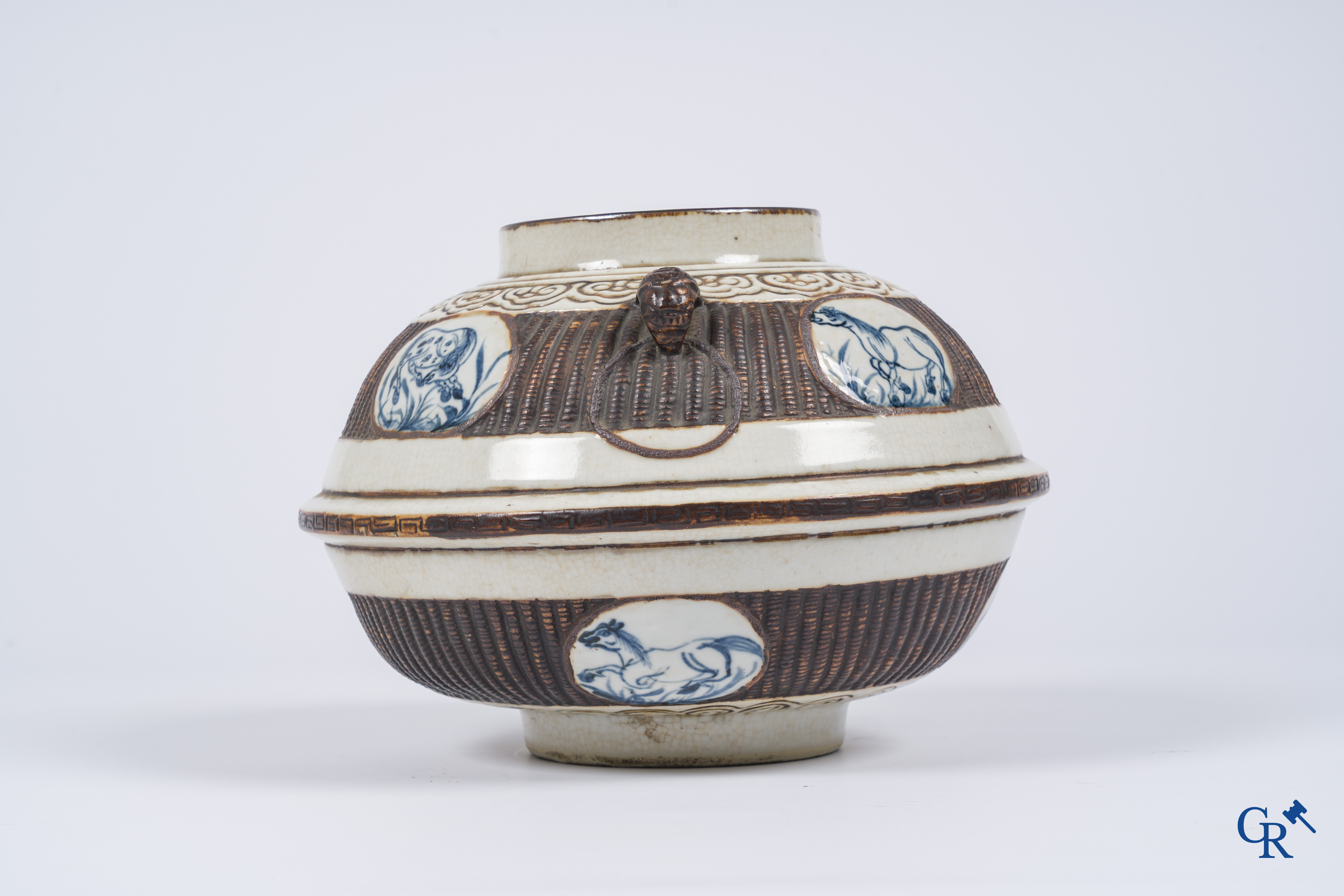 Aziatica, Chinees porselein. Een Chinese craquelé vaas met imitatie vlechtwerk en een decor van paarden. 19e eeuw.