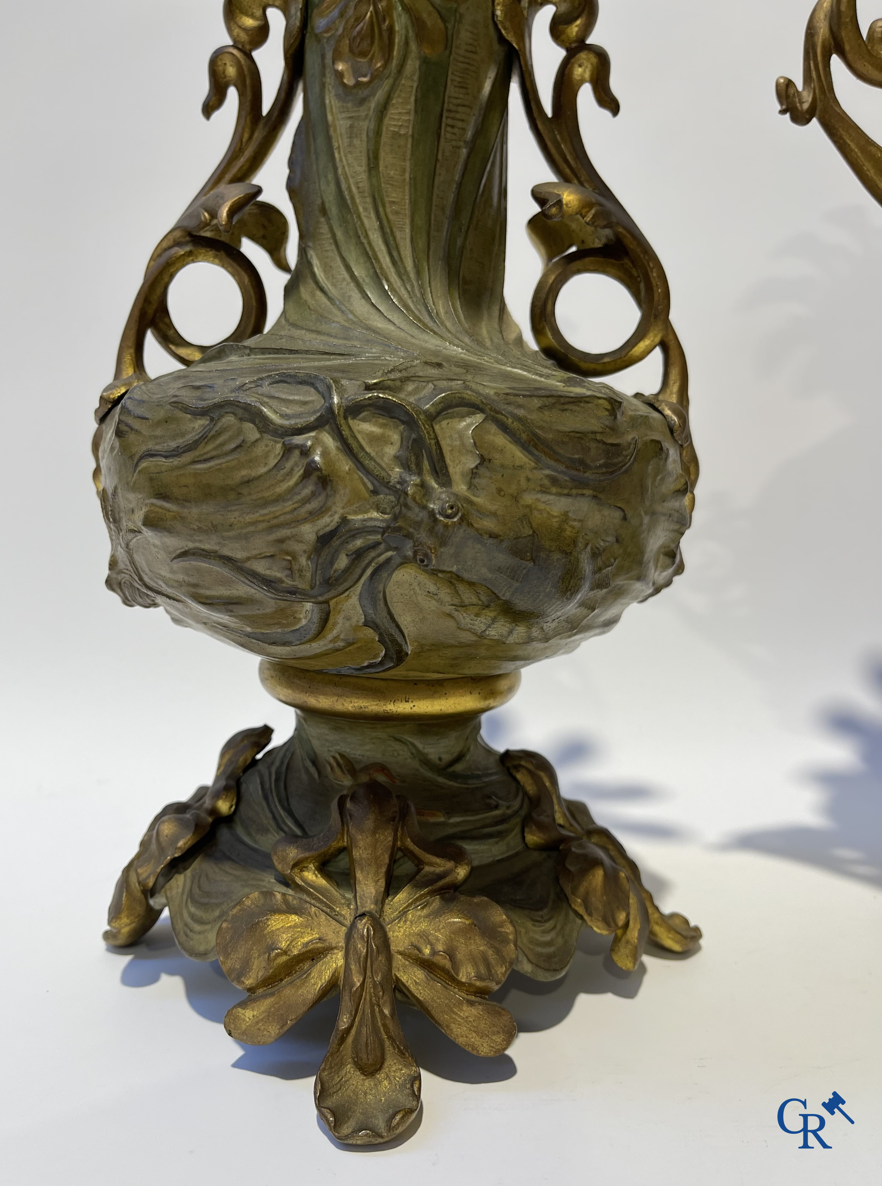 Art Nouveau, een uitzonderlijk 3-delig koud beschilderde bronzen schouwgarnituur met zeedieren. Circa 1900.