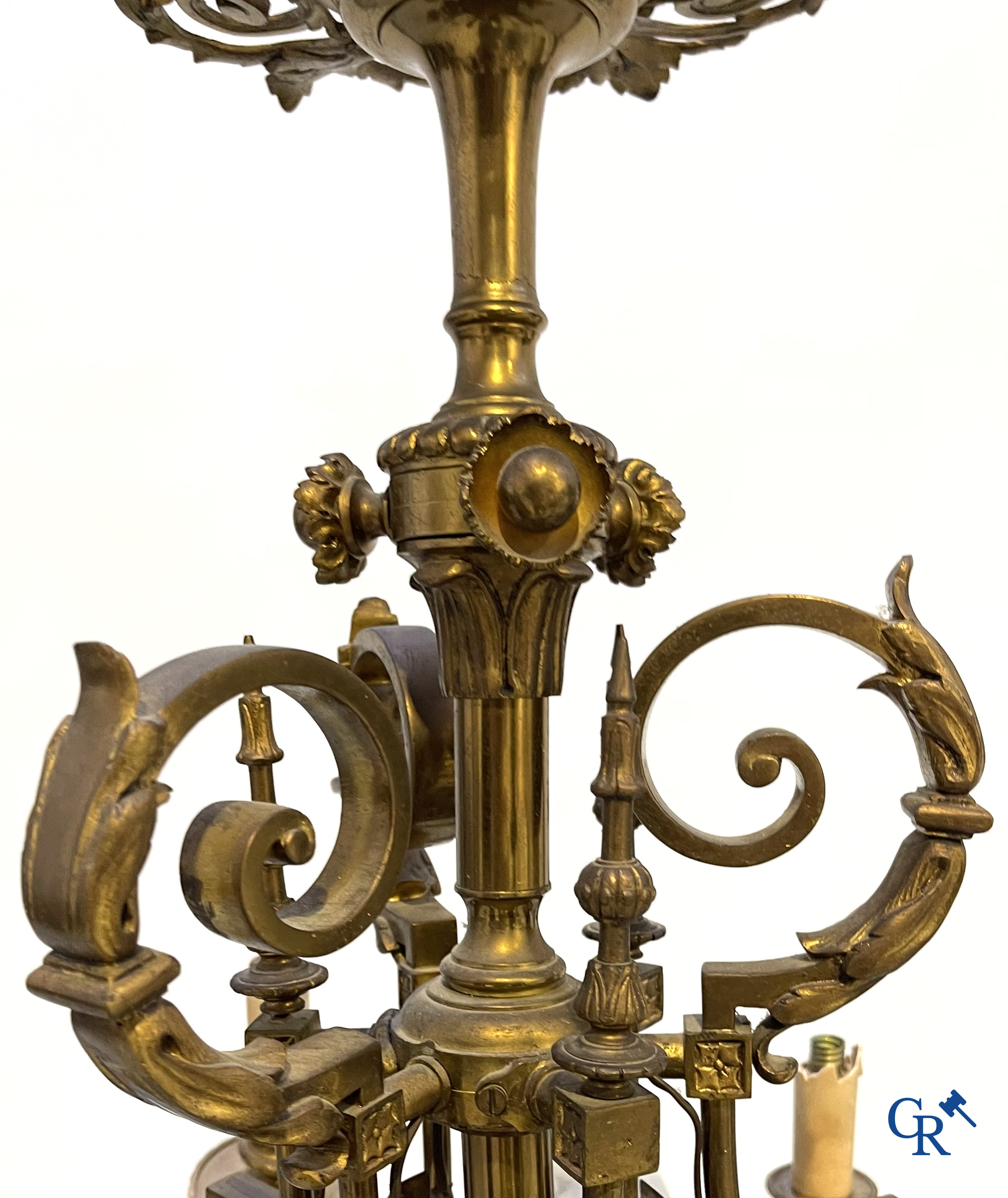 A lot of an imposing chandelier with 12 light points, a lamp belge with bronze frame and a fireplace piece.