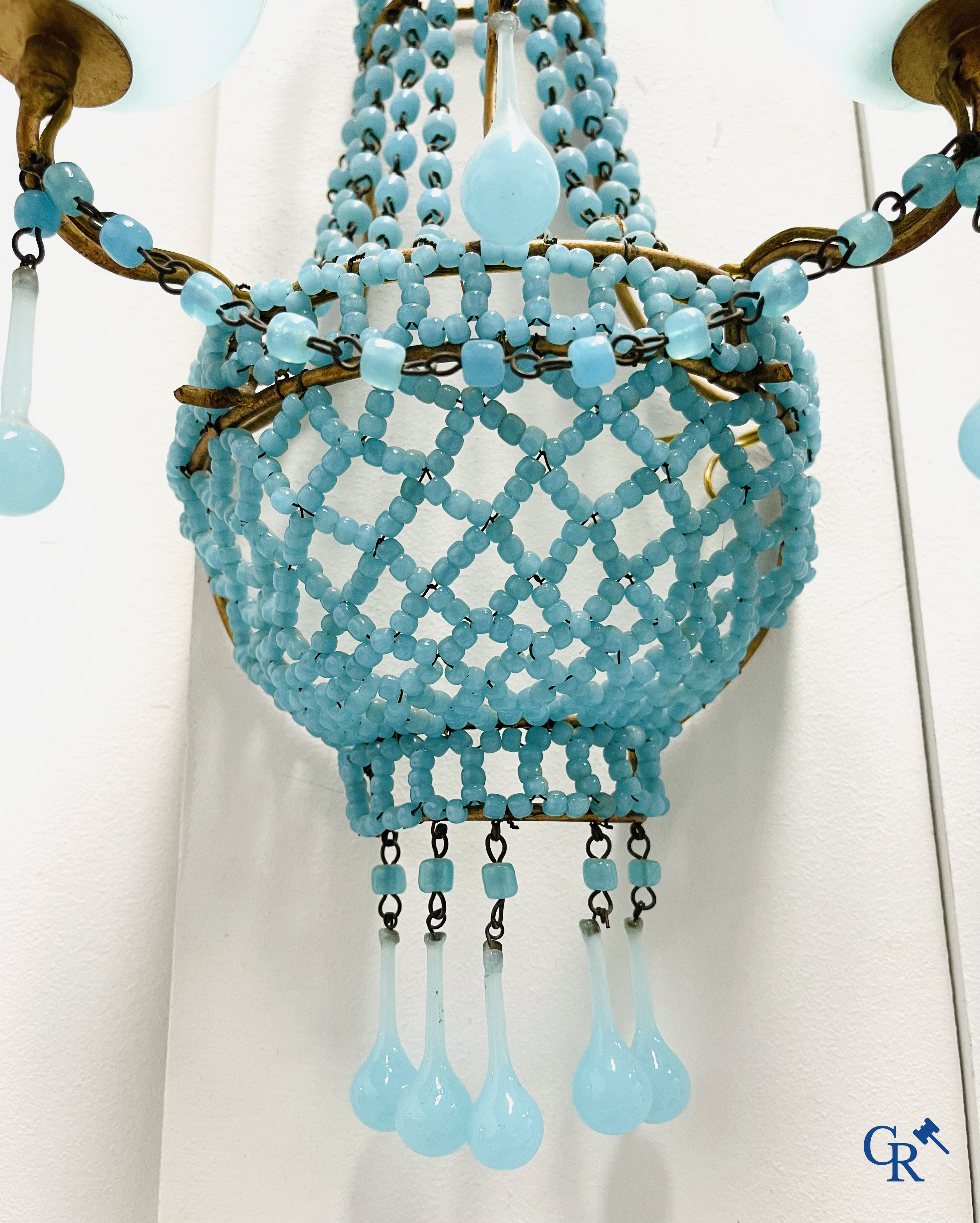 Éclairage, lustres. Belle paire d'appliques en laiton doré et opaline bleue.