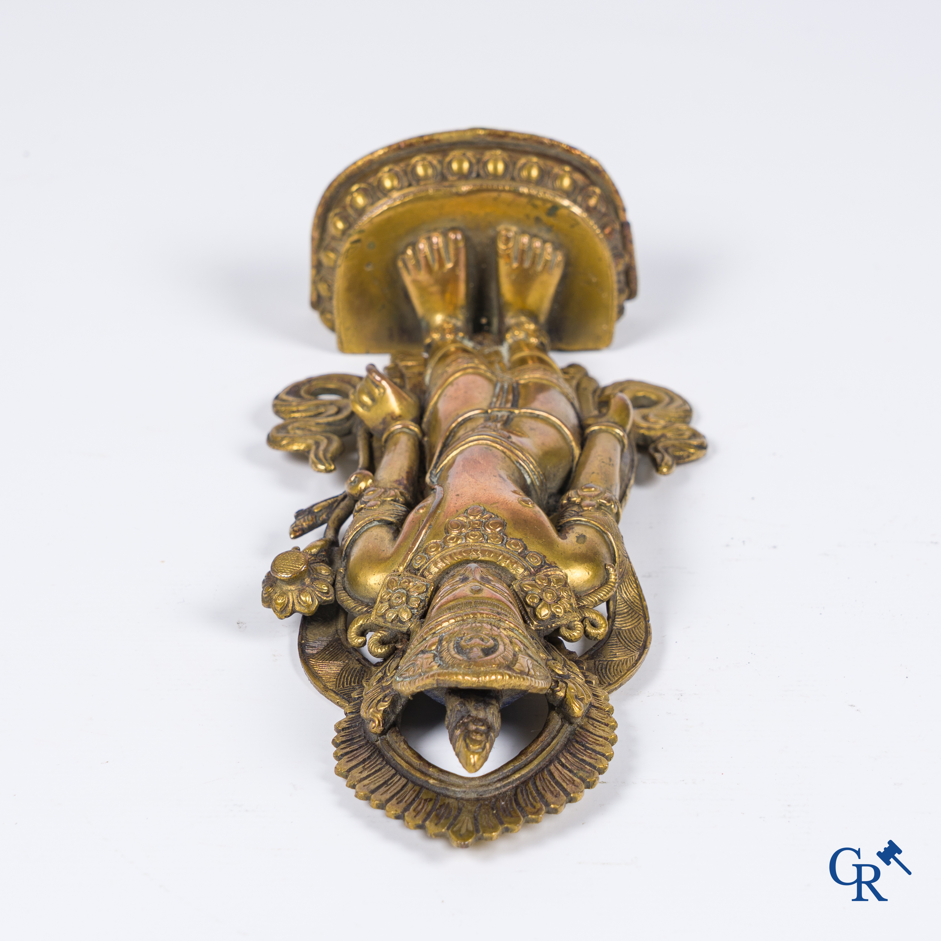 Art Asiatique, Népal, une représentation en bronze doré d'un Bouddha debout.