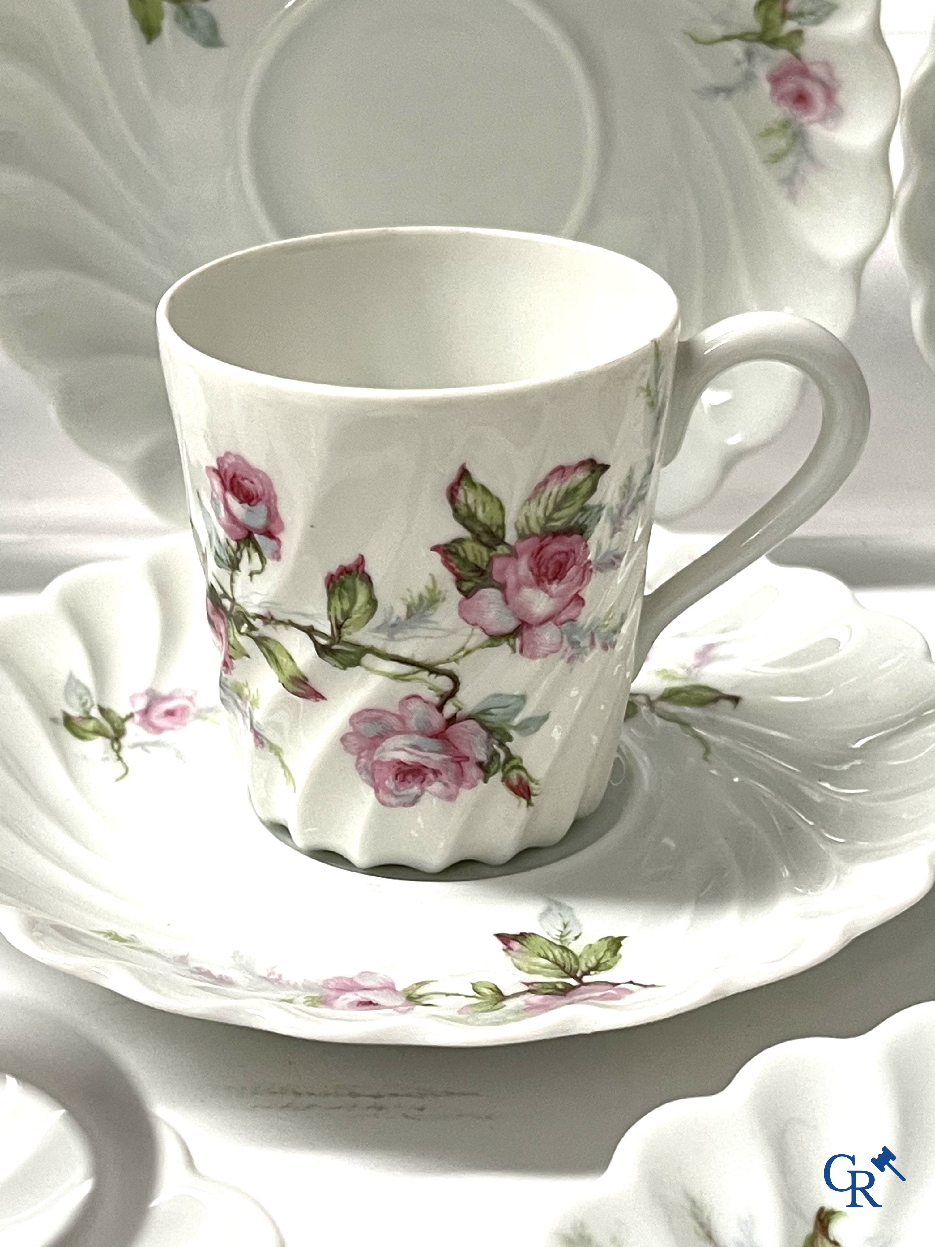Haviland Limoges. Een uitgebreid handgeschilderd koffieservies in Frans porselein. Circa 1900.