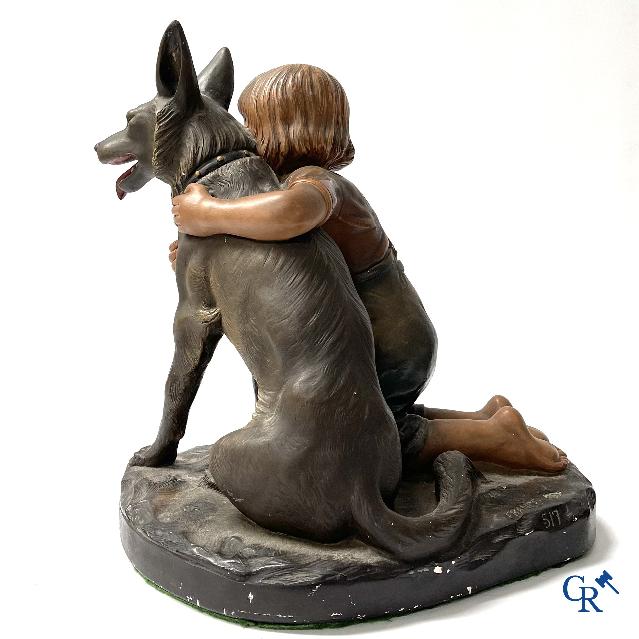 Plaaster beeld, jongen met hond en een plaaster lamp.