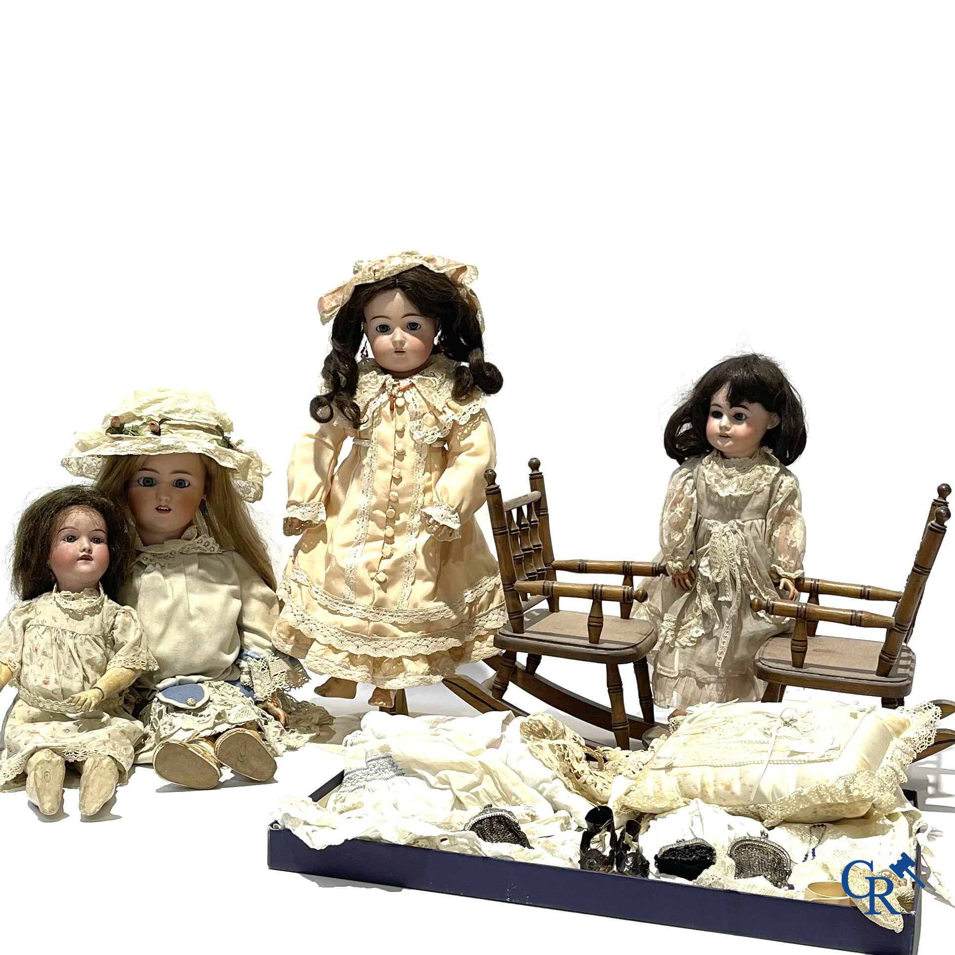 Old toys, a lot of 4 antique dolls with porcelain head, doll attributes, clothes and others.