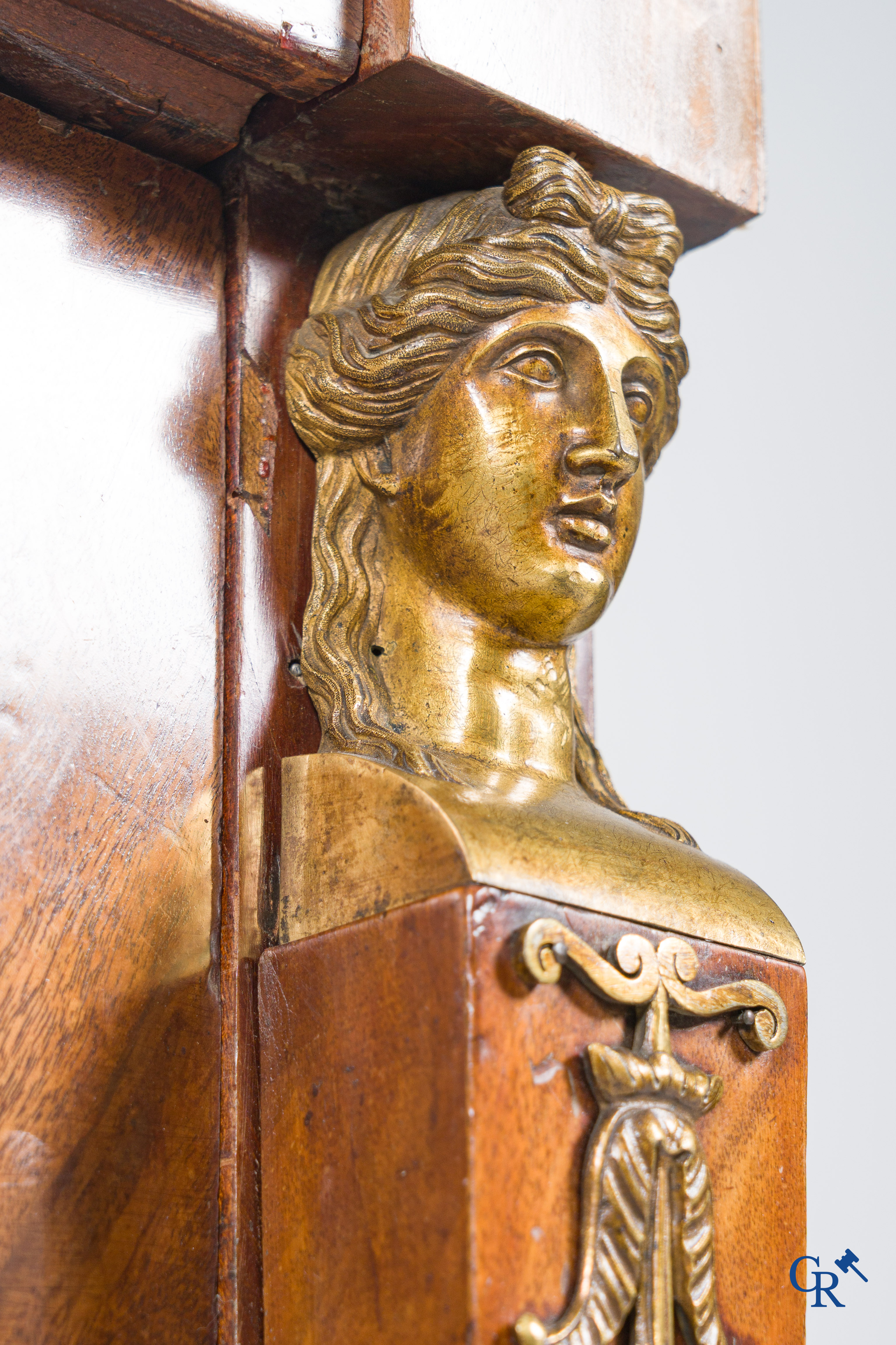 Chapuis, een commode in mahoniehout met fijn geciseleerde bronzen, zogenaamd Retour d'Egypte. Empire.