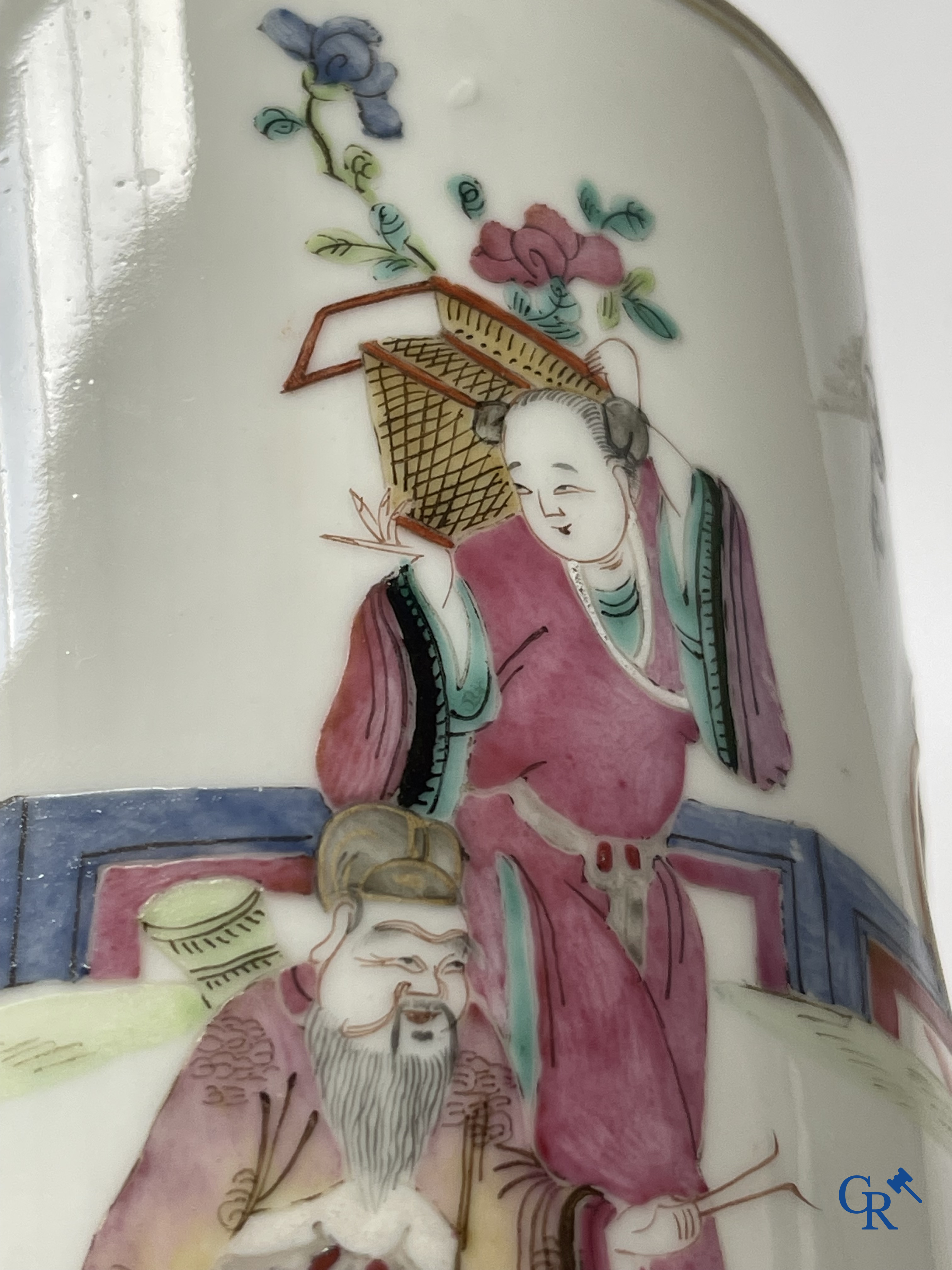 Aziatica, Chinees porselein. Een Chinese famille rose hoeden staander. Gemerkt. 19de eeuw.