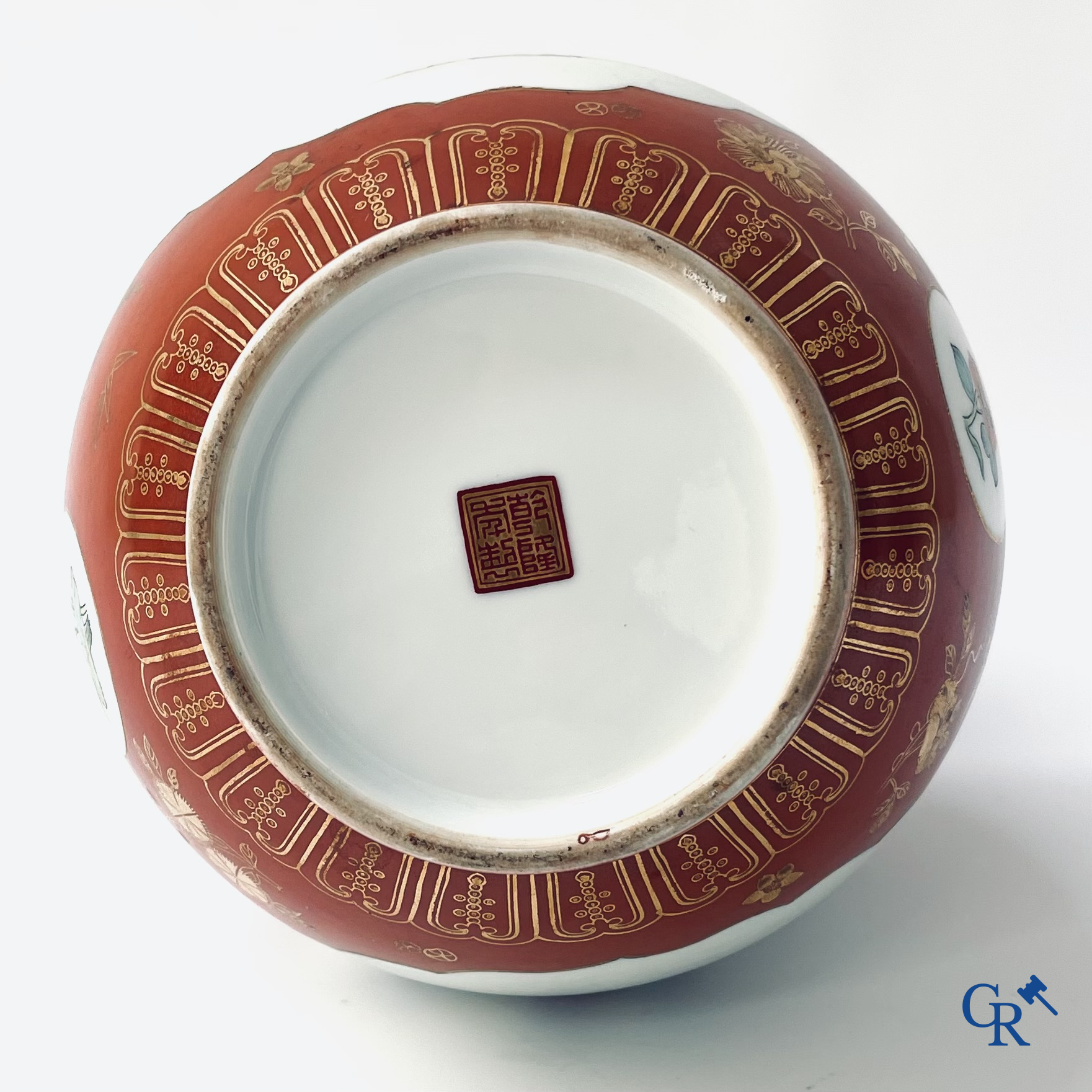 Aziatica, Chinees porselein. Een Chinese vaas met personages. Met zegelmerk. 20ste eeuw.