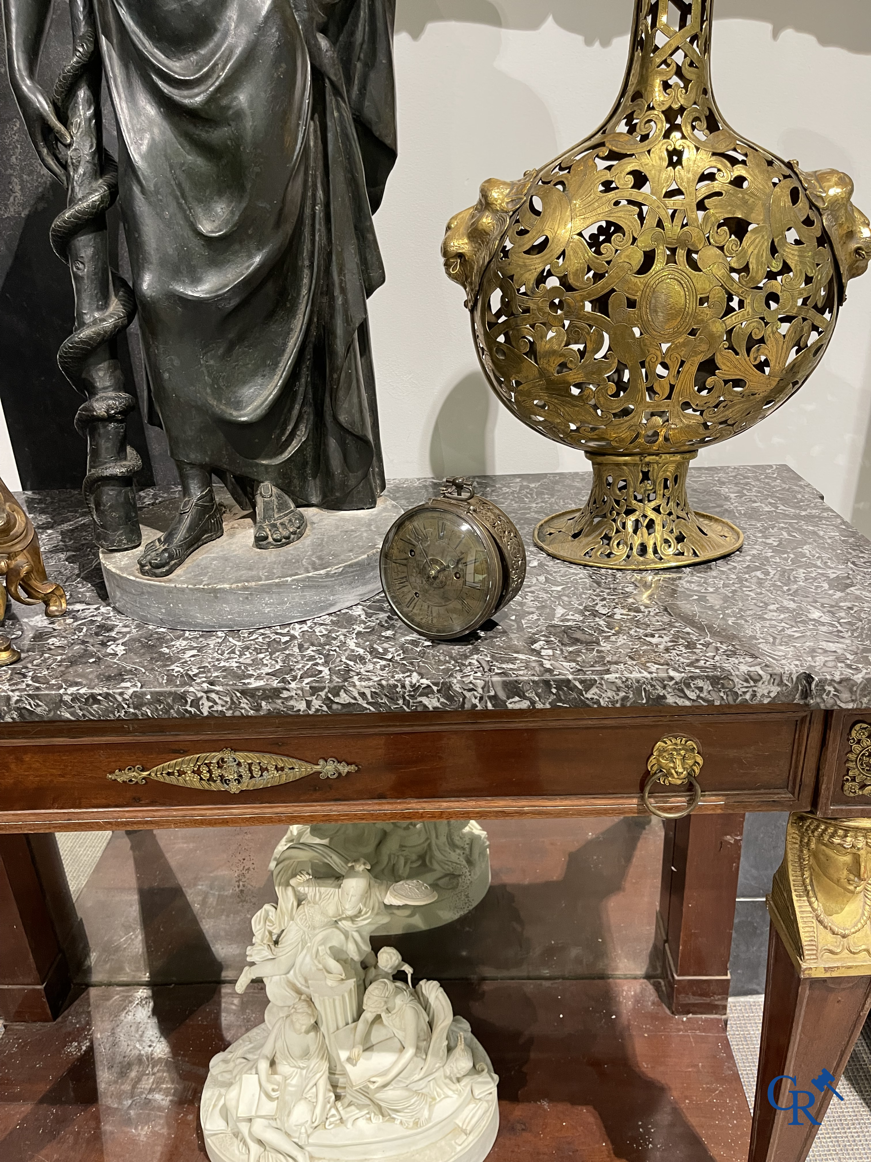 Horlogerie. Montre de carosse. Grande montre de carosse avec boîtier gravé et perforé. France XVIIe siècle.