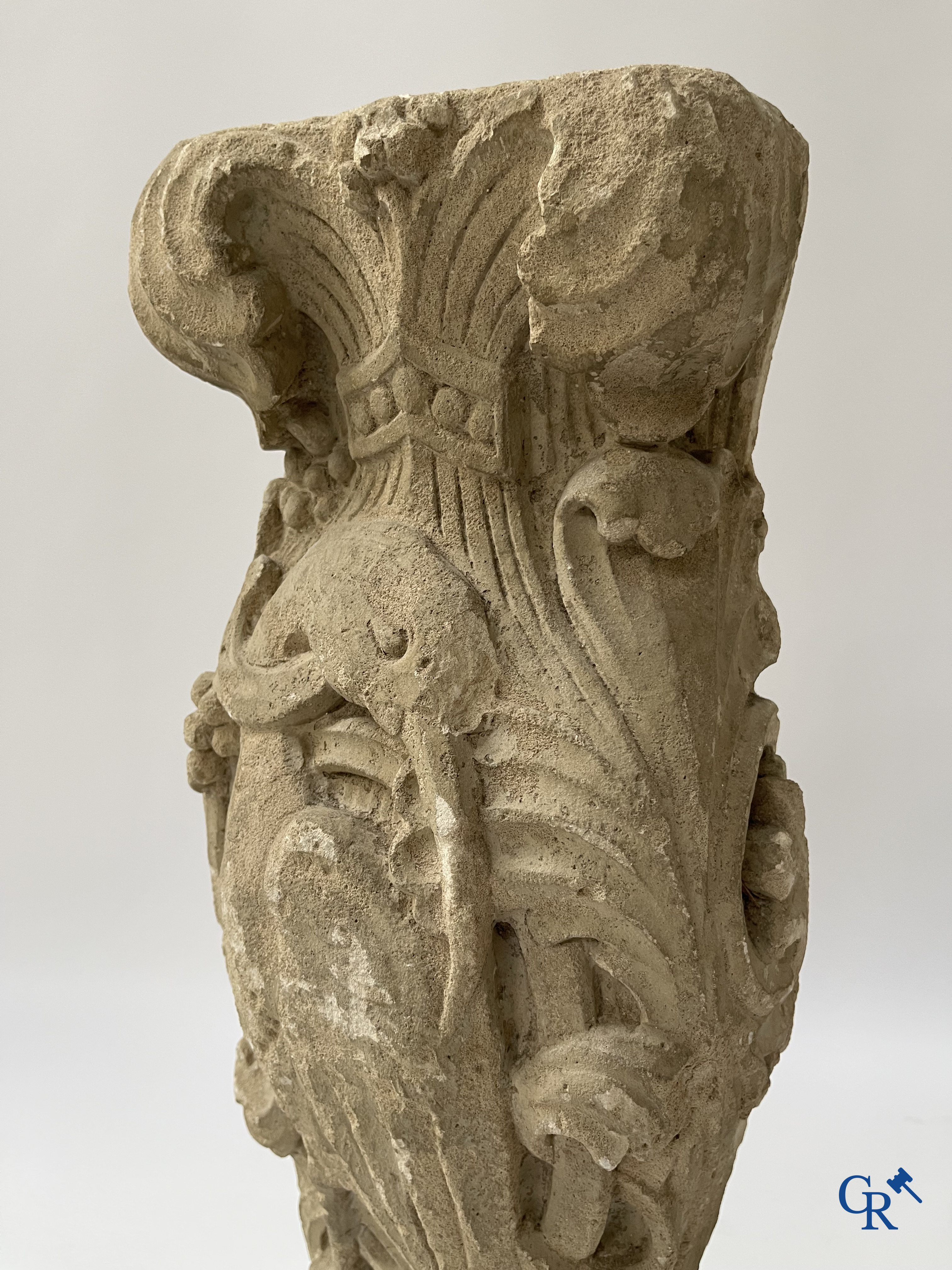 Paar gebeeldhouwde kalkstenen kapitelen. Frankrijk, hoogstwaarschijnlijk Champagnestreek, XIIe eeuw.