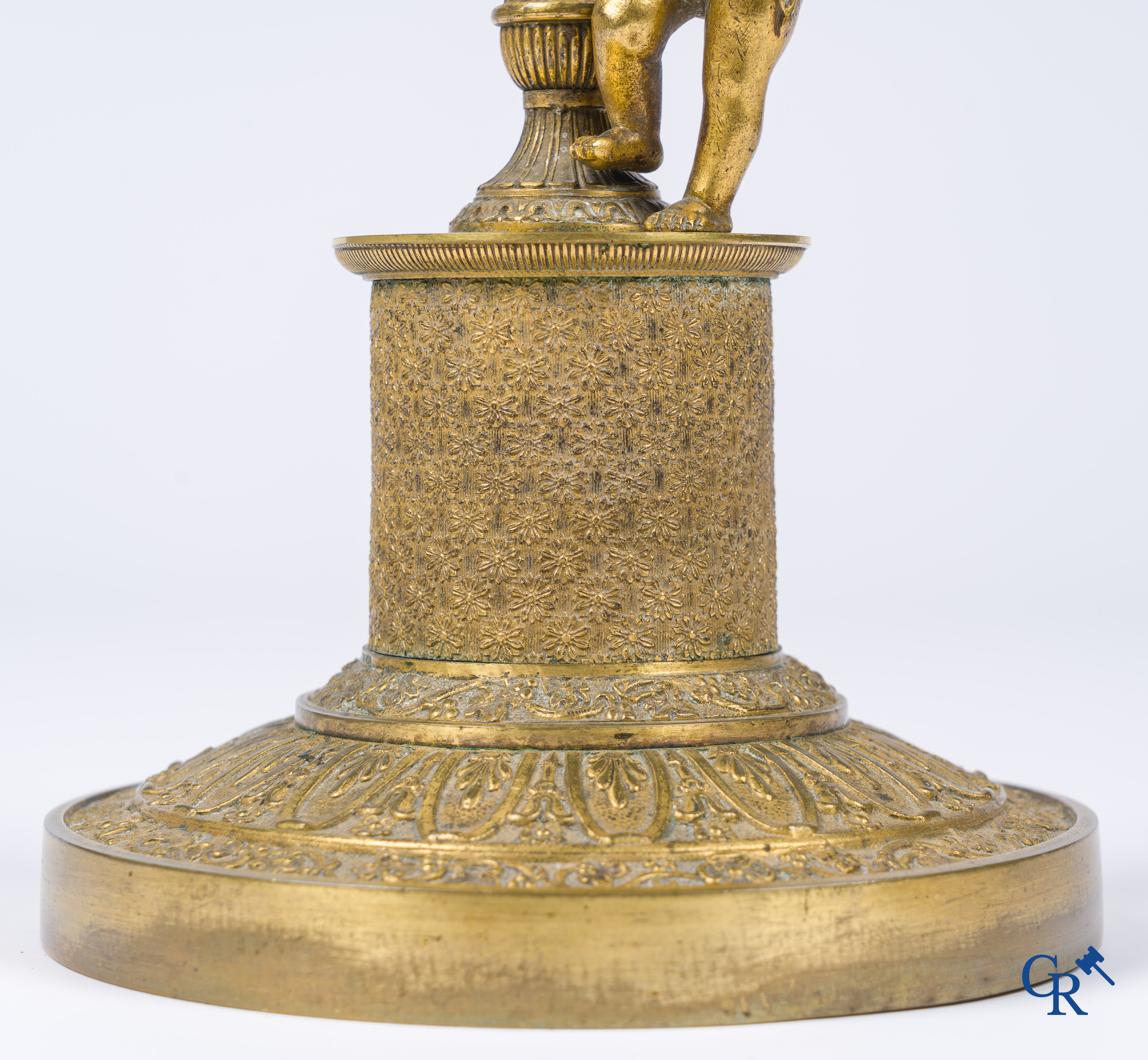 Empire, miroir de toilette en bronze ciselé et doré avec un cupidon et des papillons. Début du 19ème siècle.