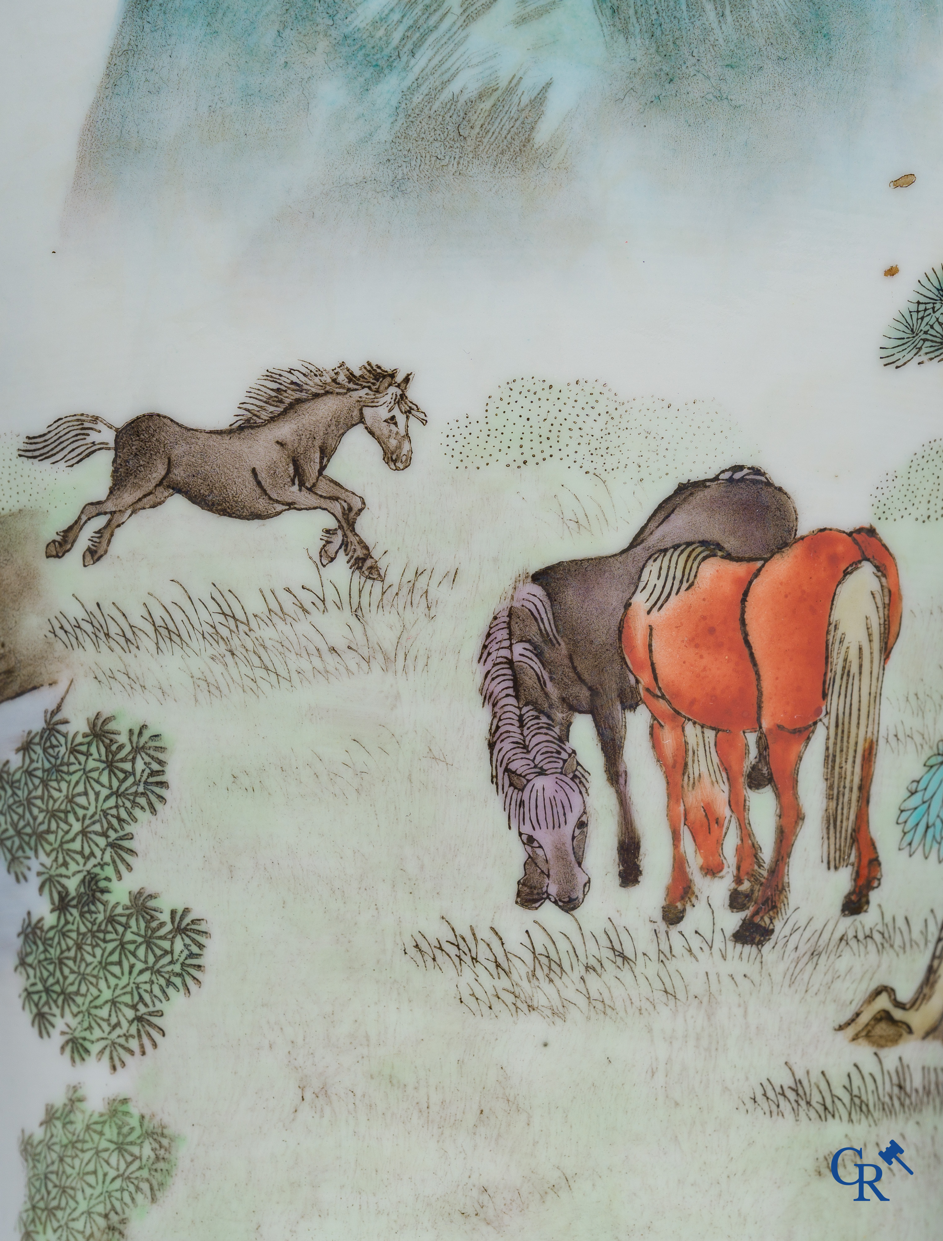 Aziatica, Chinees porselein. Een paar Chinese vazen met paarden in een landschap. 20ste eeuw.