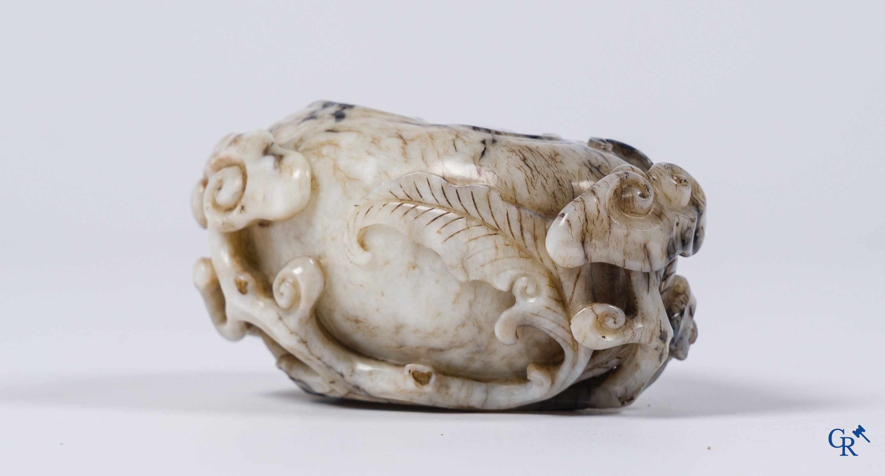 Aziatica. Een Chinese grijze en bruine jade penseelwasser of brush washer.