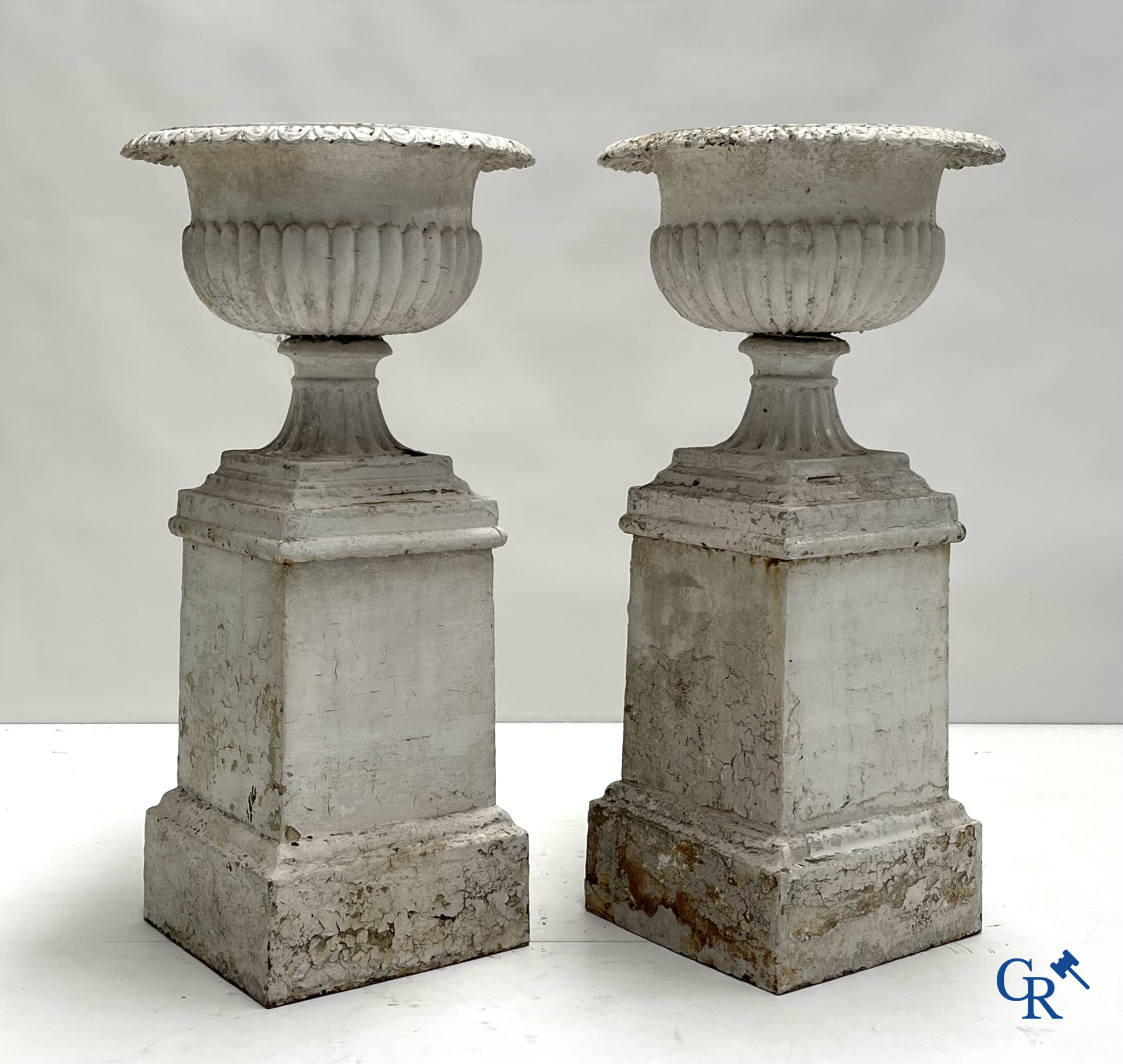 Tuindecoratie. Een paar grote gietijzer tuinvazen op sokkel. Oude patina, 19de eeuw.