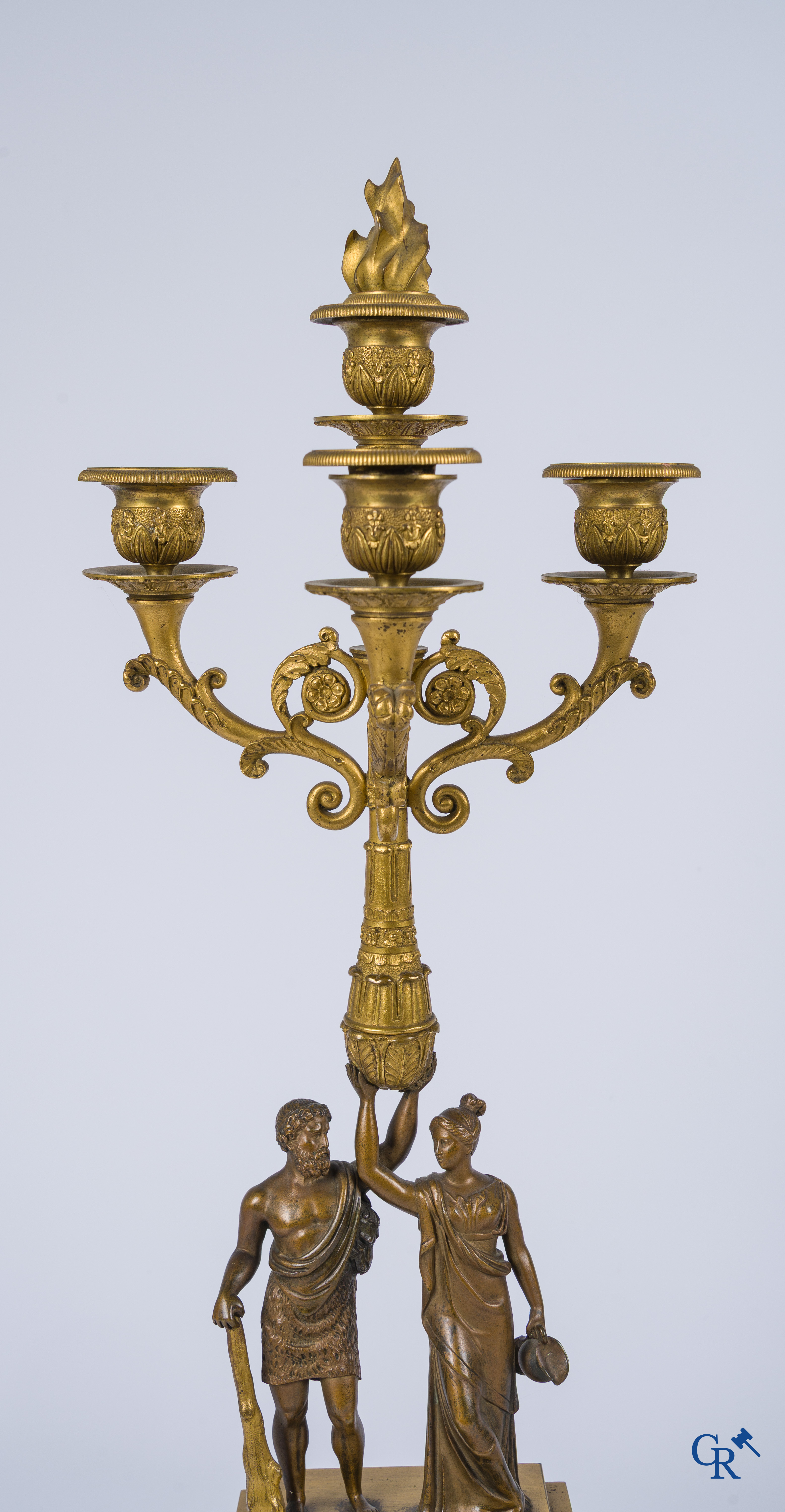 Epoque Empire. Paire de grands candélabres en bronze avec des personnages dans le style antique. Empire, vers 1815.